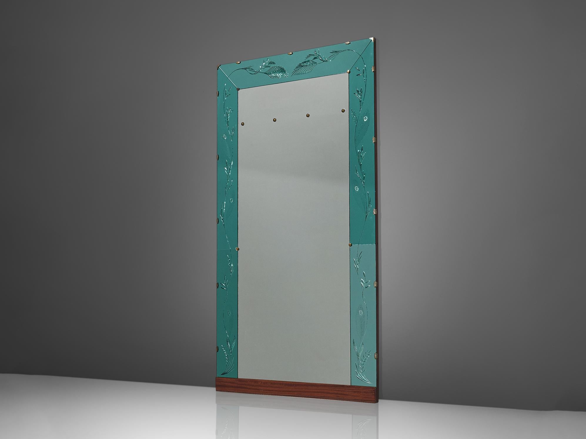 Espejo de pared, cristal, latón, caoba, nogal, Italia, años 50.

Un elegante espejo italiano de pared en dos tonos. El espejo está enmarcado por un marco de cristal turquesa, sostenido por elementos de latón. El marco de cristal turquesa está
