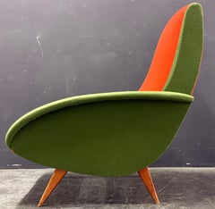 elegant italien lounge chair.