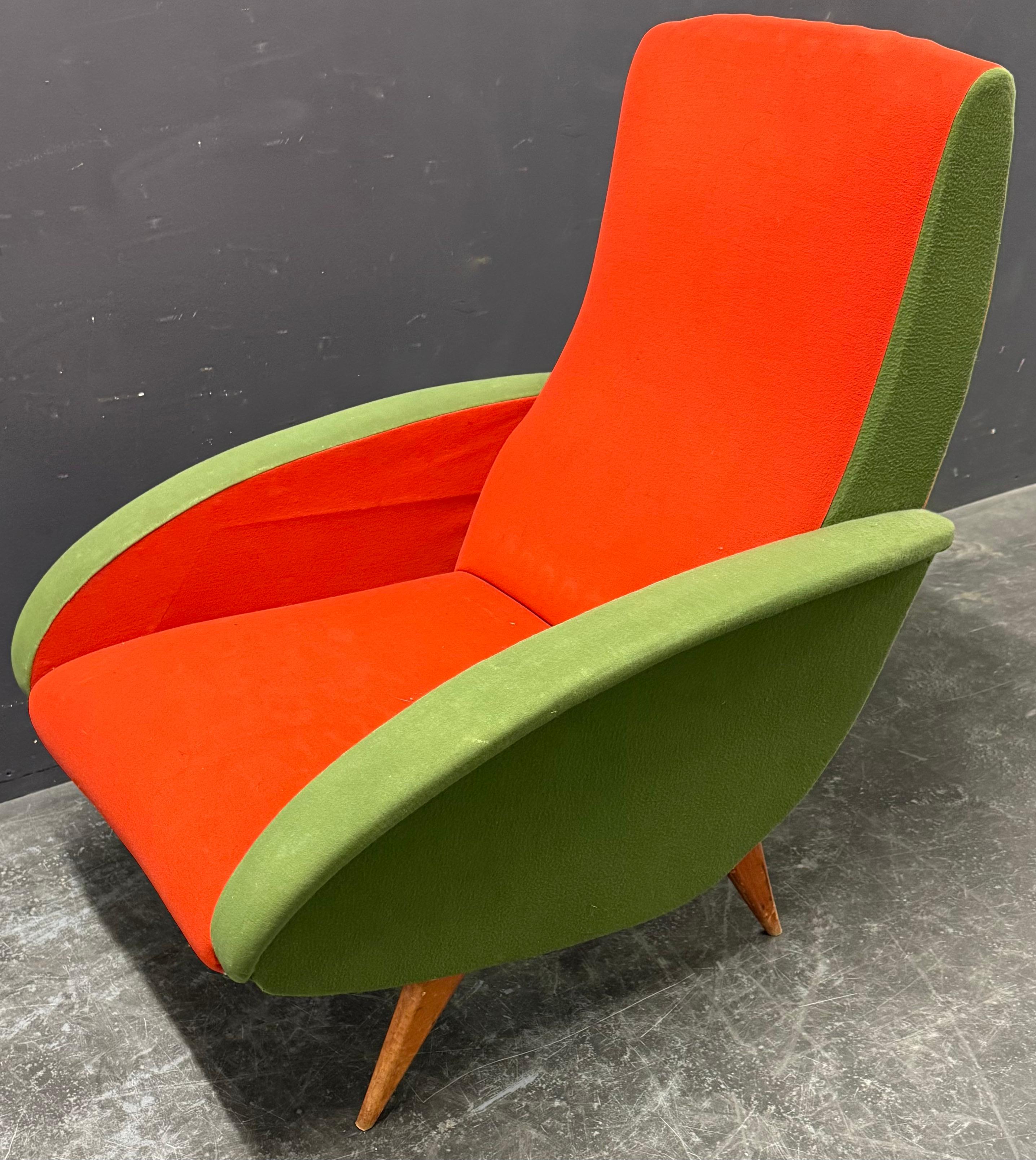 Milieu du XXe siècle élégante chaise longue italienne. en vente