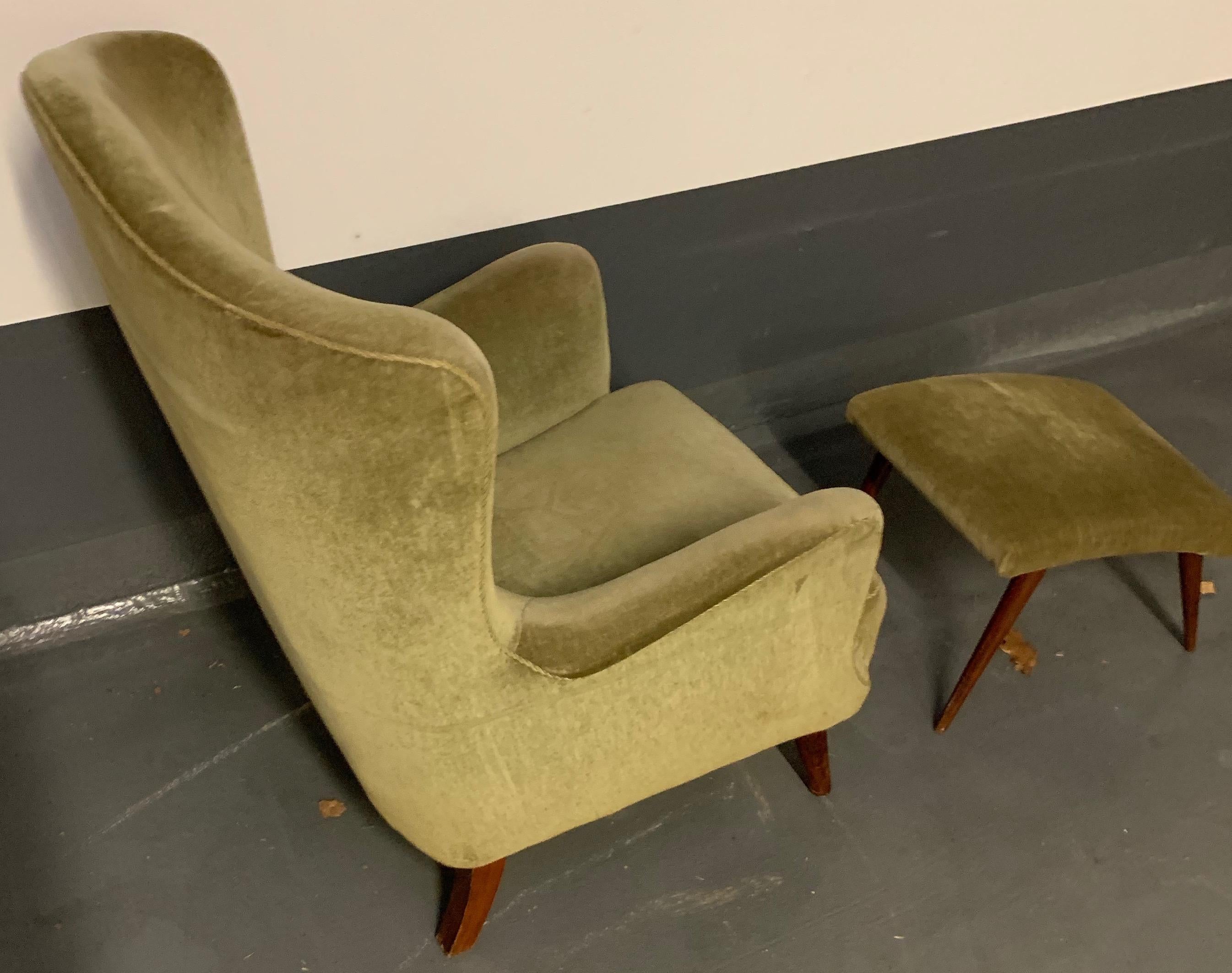 Mid-20th Century Elegant Italien Lounge Chair with Stool