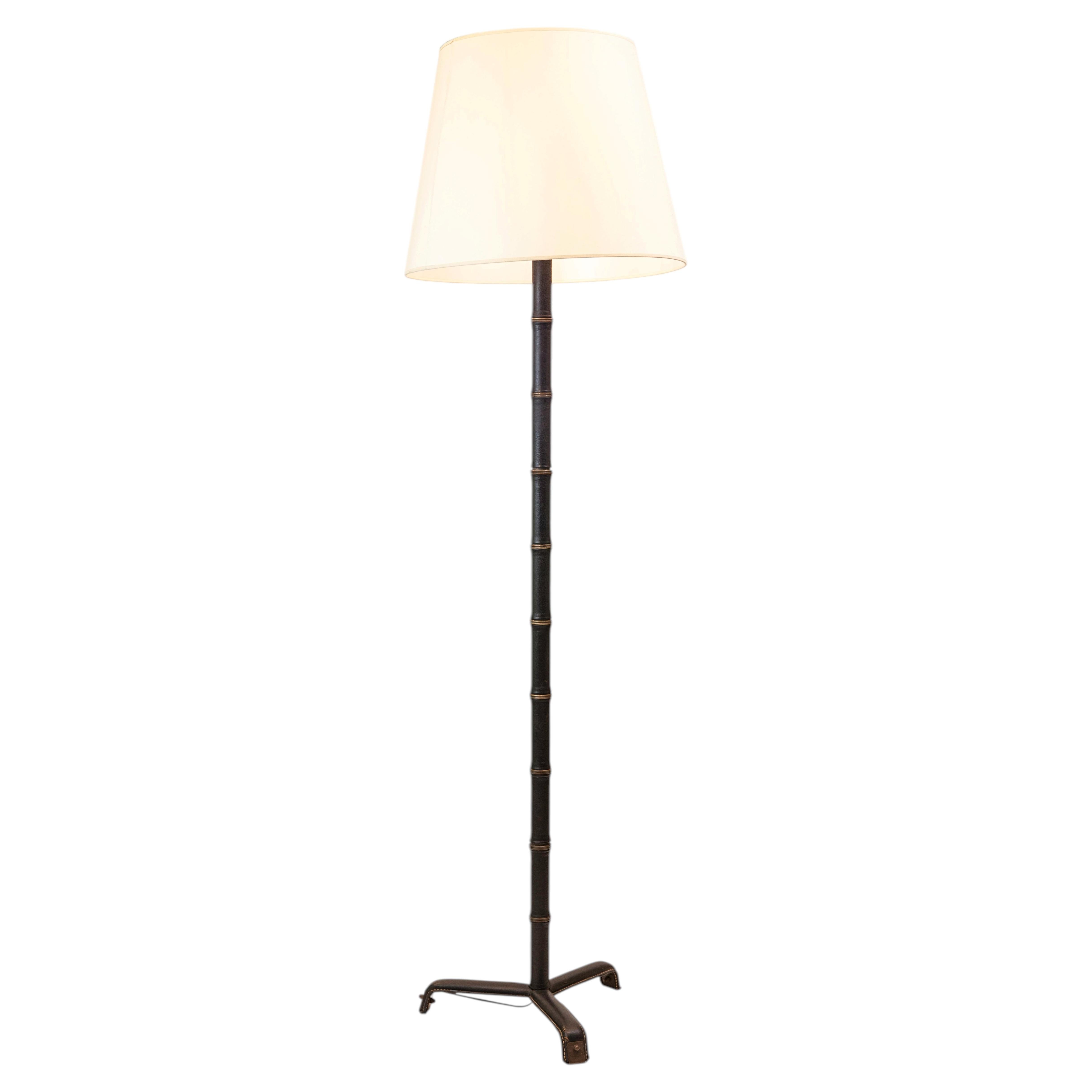 Elegante lámpara de pie estilo Jacques Adnet de metal imitación bambú y cuero, Francia