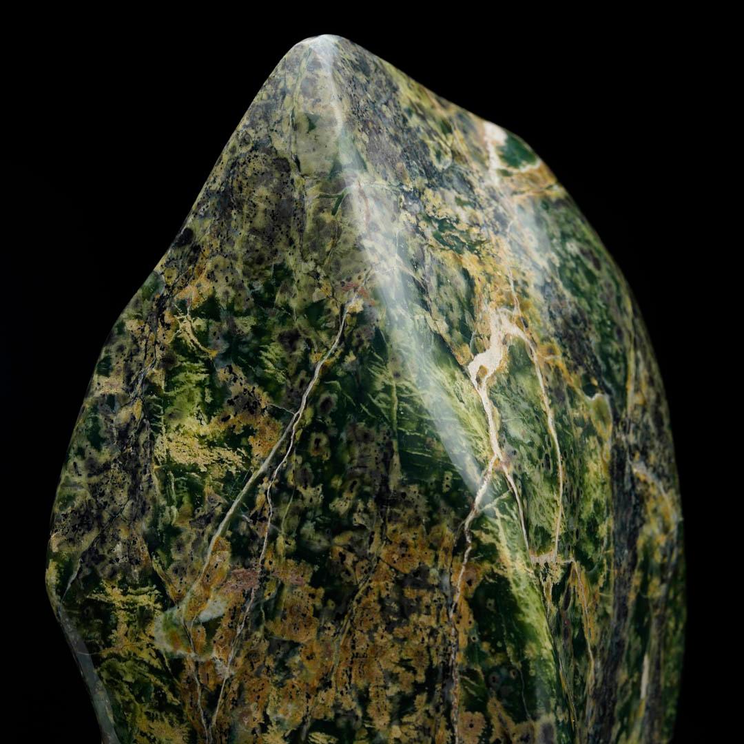 Elegant Jade Freeform Sculpture from Pakinstan In New Condition For Sale In New York, NY