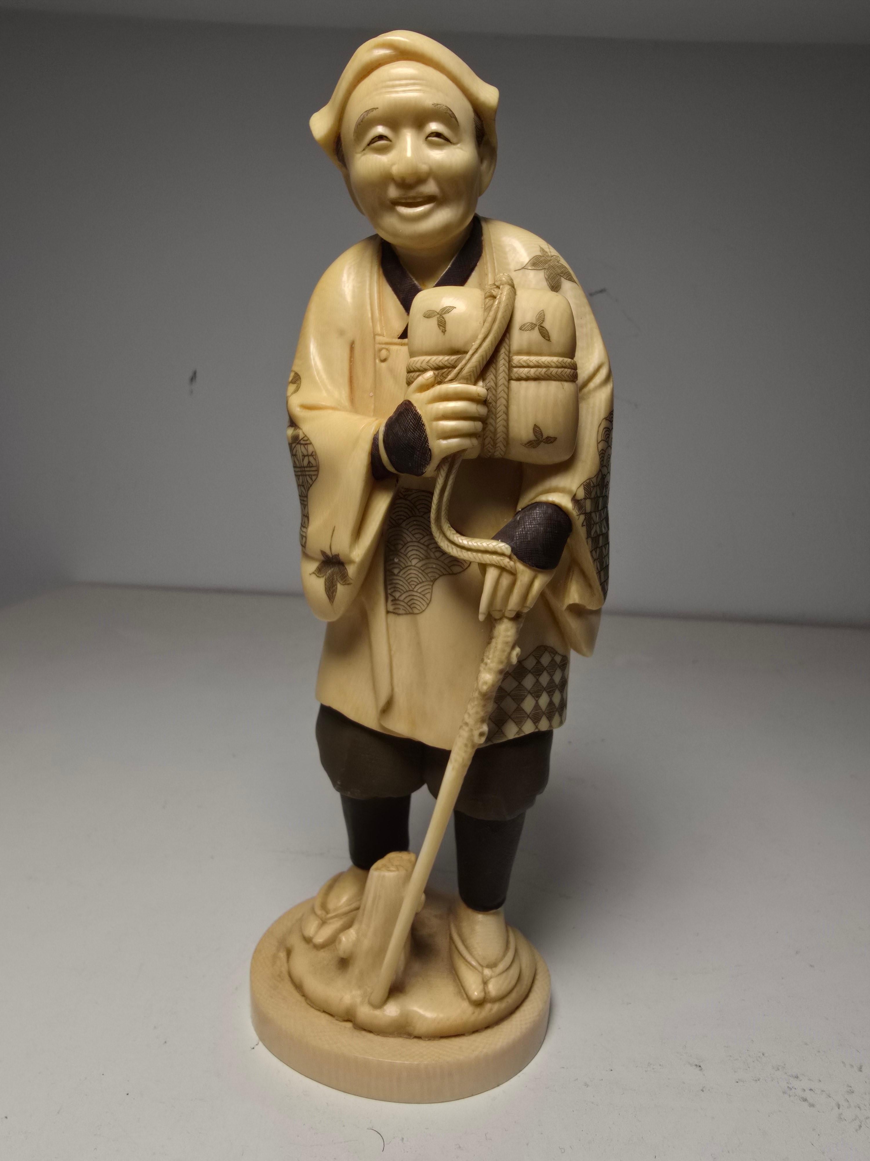 Lassen Sie sich vom Charme des Japan des frühen 20. Jahrhunderts verzaubern mit dieser exquisiten Skulptur, die ein echtes Zeugnis für die Kunst und Handwerkskunst dieser Epoche ist. Dieses elegante Stück fängt die Essenz der traditionellen
