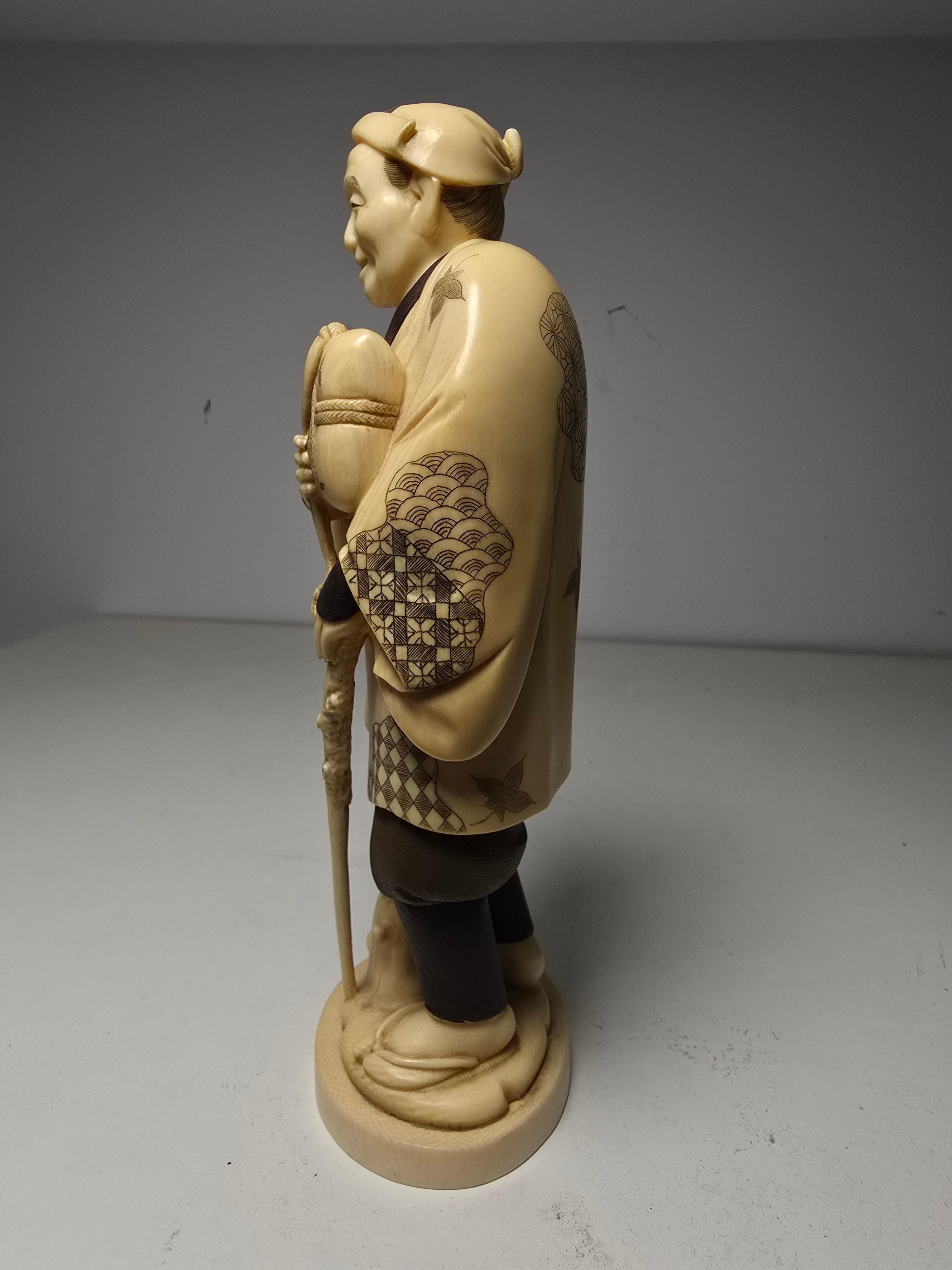 Elegante japanische Skulptur aus den frühen 1900er Jahren (Frühes 20. Jahrhundert) im Angebot