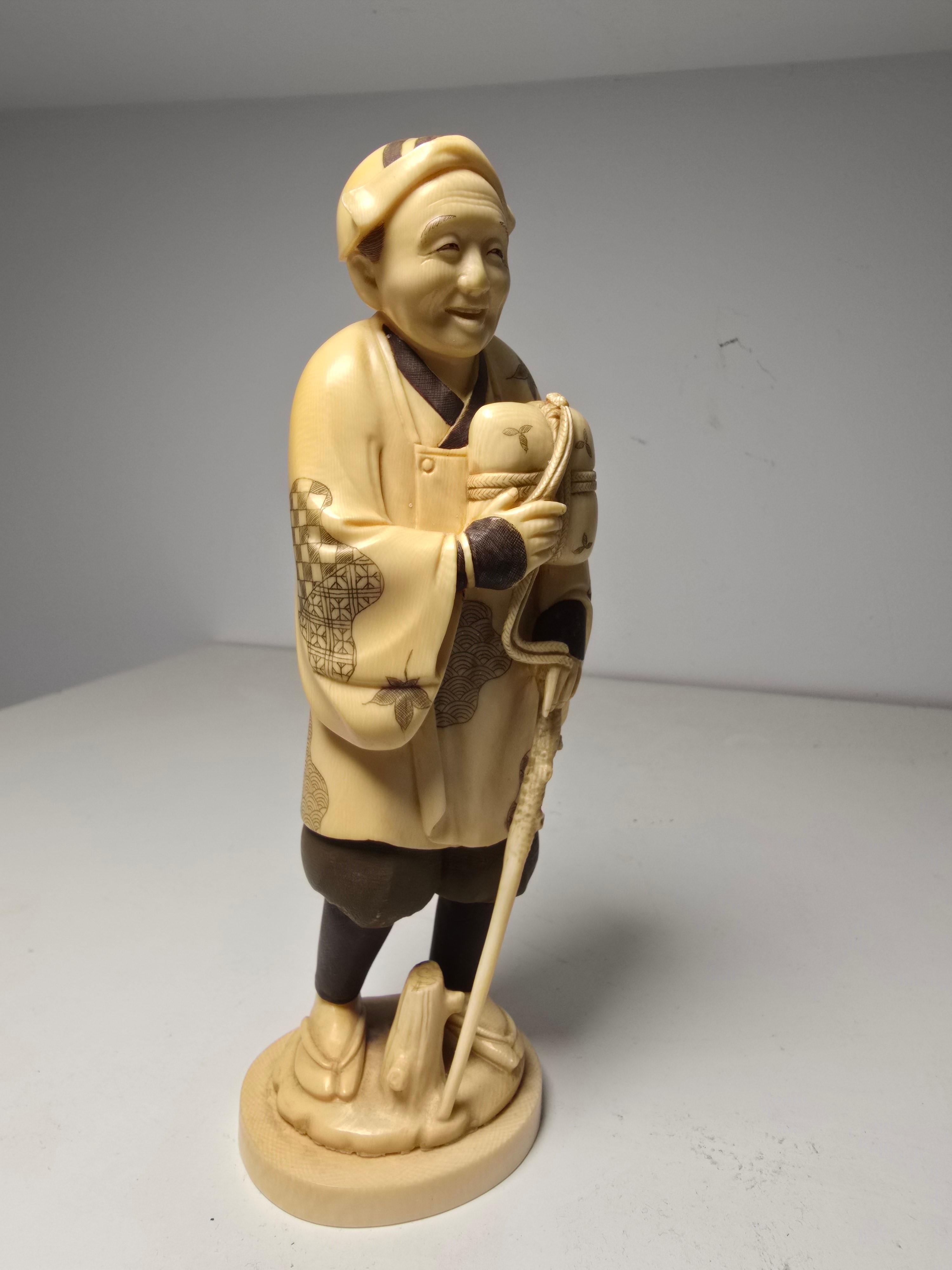 Elegante japanische Skulptur aus den frühen 1900er Jahren (Knochen) im Angebot