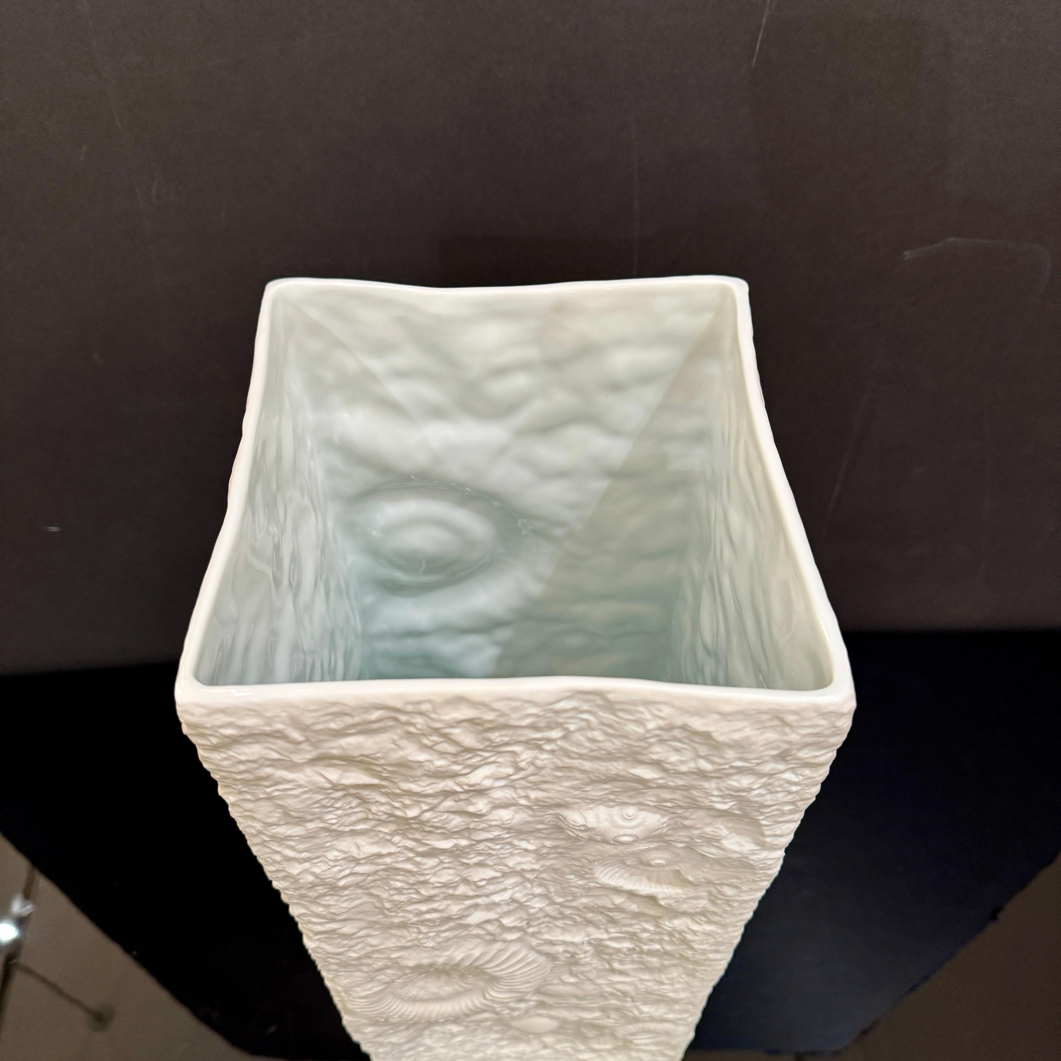 Eleganza del vaso in porcellana di Bisquit Kaiser, Germania, anni '60 In condizioni buone in vendita a New York, NY