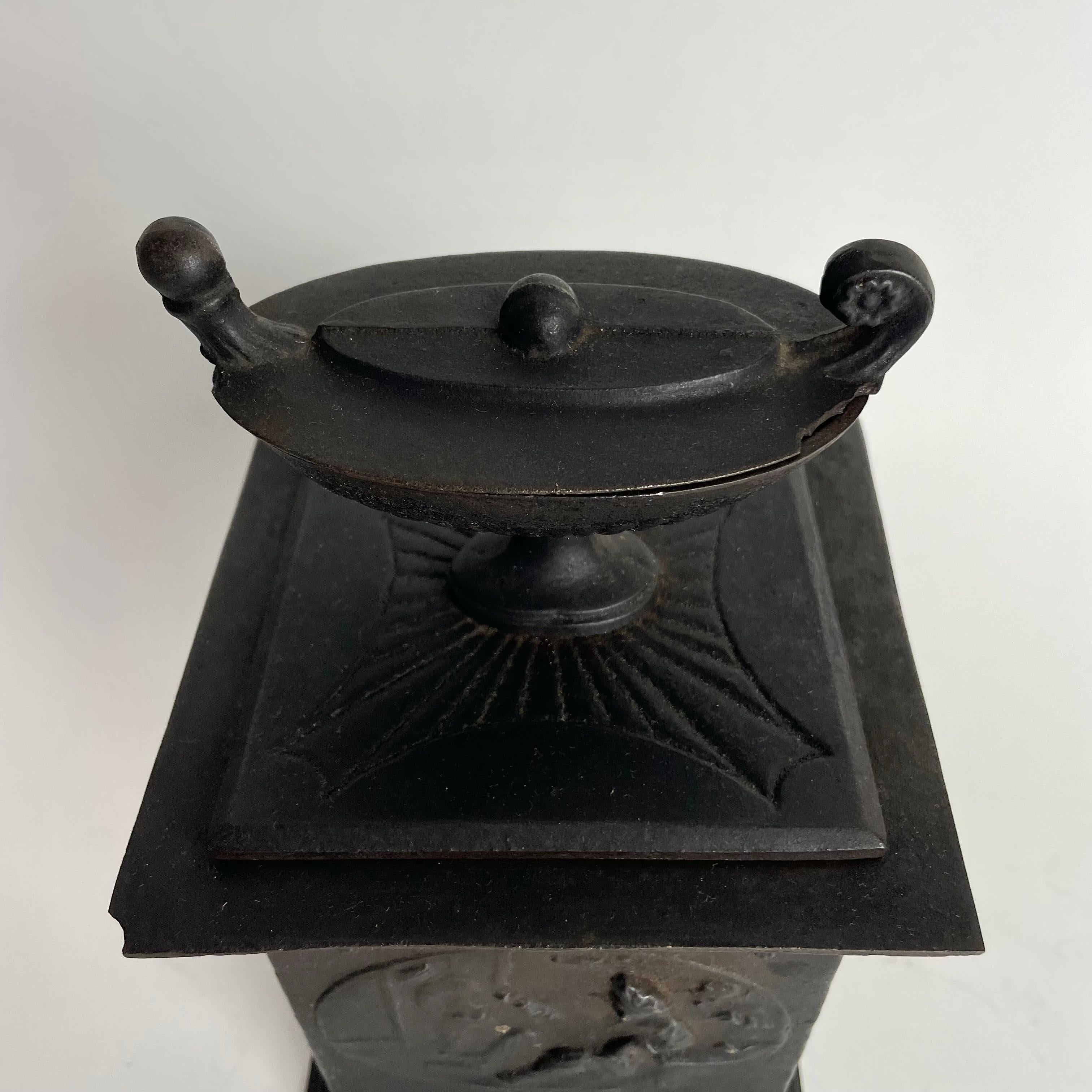 Élégant coffret à tabac Karl Johan en fonte de Hellefors Bruk, Suède, daté de 1838 en vente 4