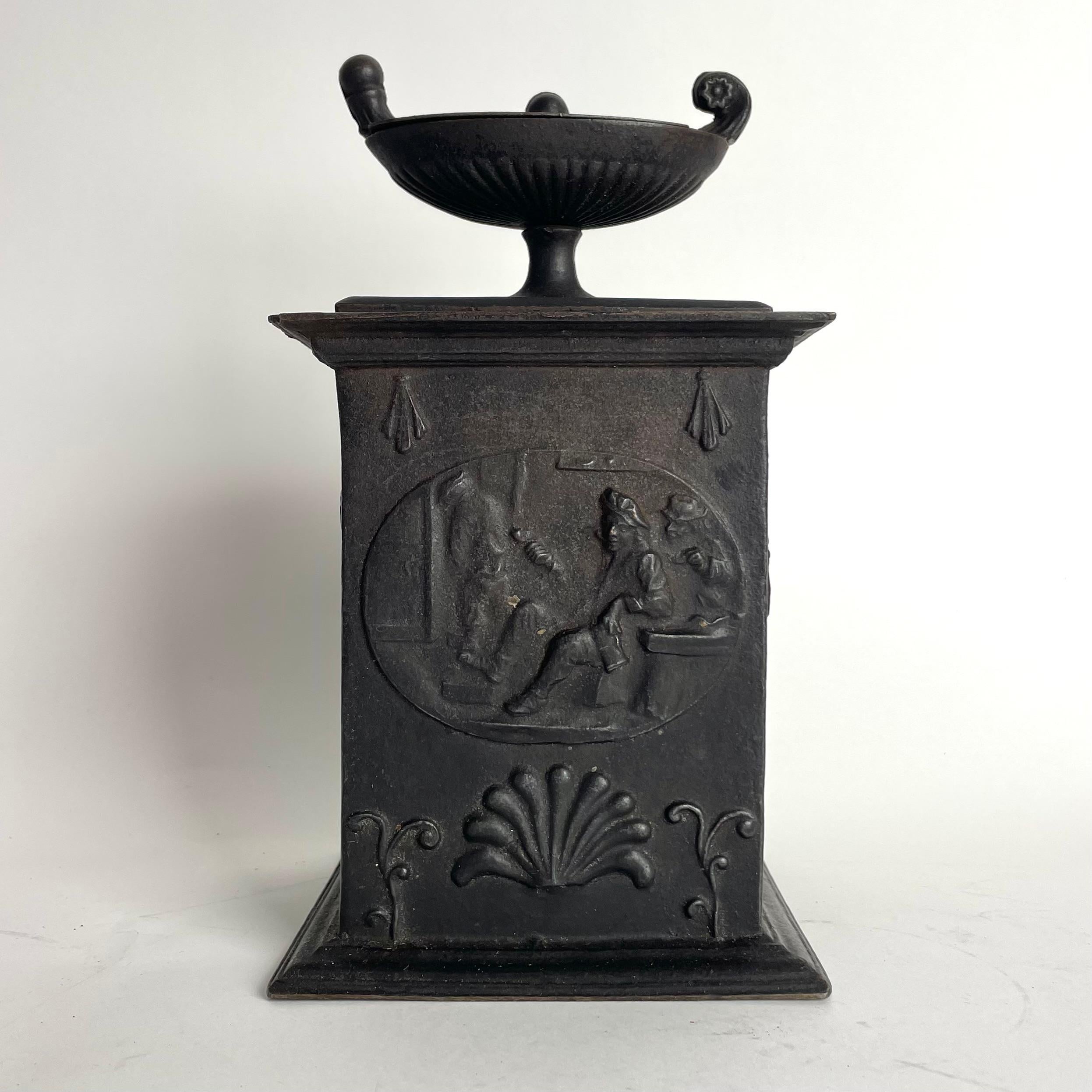 Une élégante boîte à tabac en fonte de Karl Johan provenant de Hellefors Bruk, en Suède. Fabriqué à Hellefors en 1838 avec une inscription de propriété G. Söderström 1838. Belle patine d'usage avec quelques petits éclats (voir photos).

Usure
