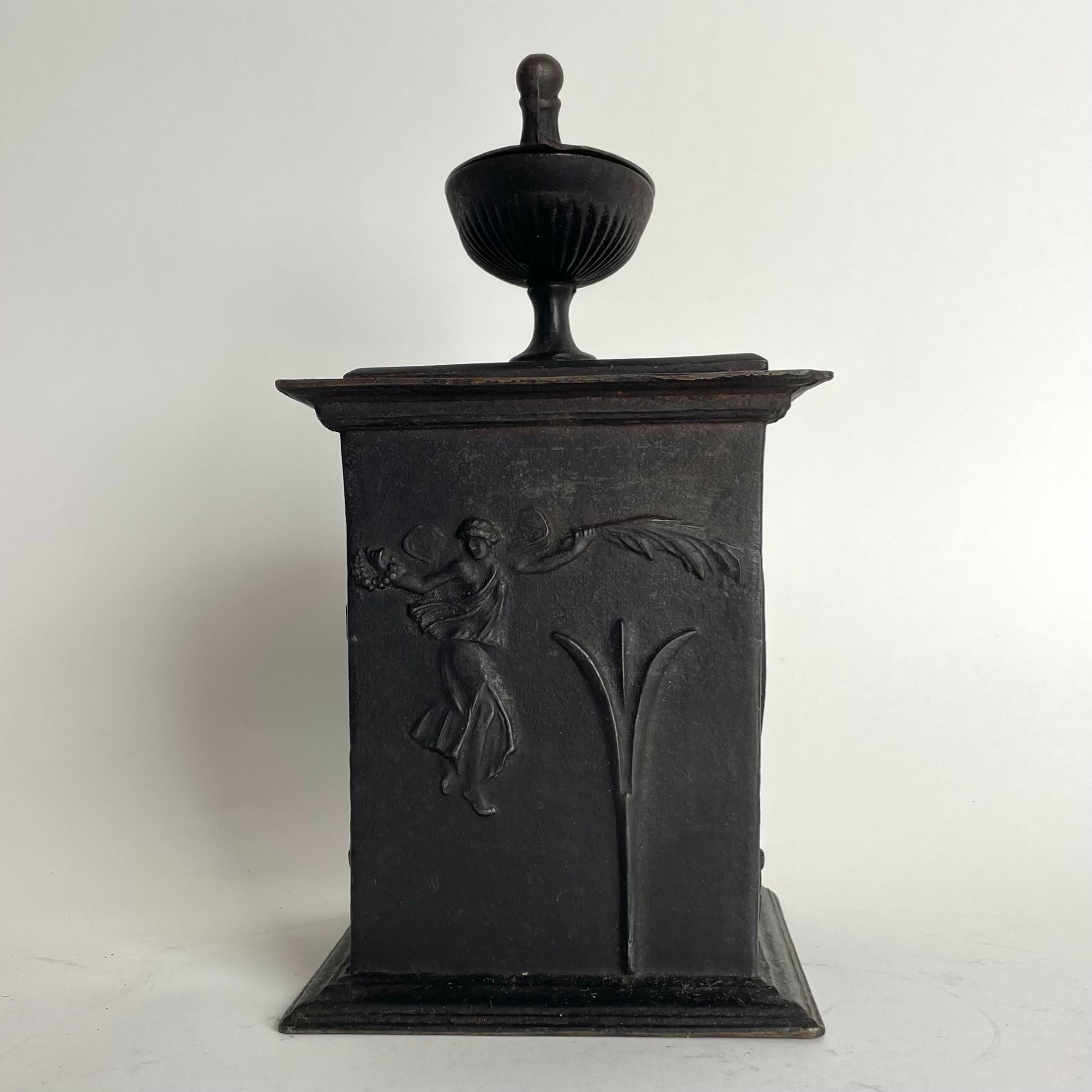 Carl-Johan Élégant coffret à tabac Karl Johan en fonte de Hellefors Bruk, Suède, daté de 1838 en vente