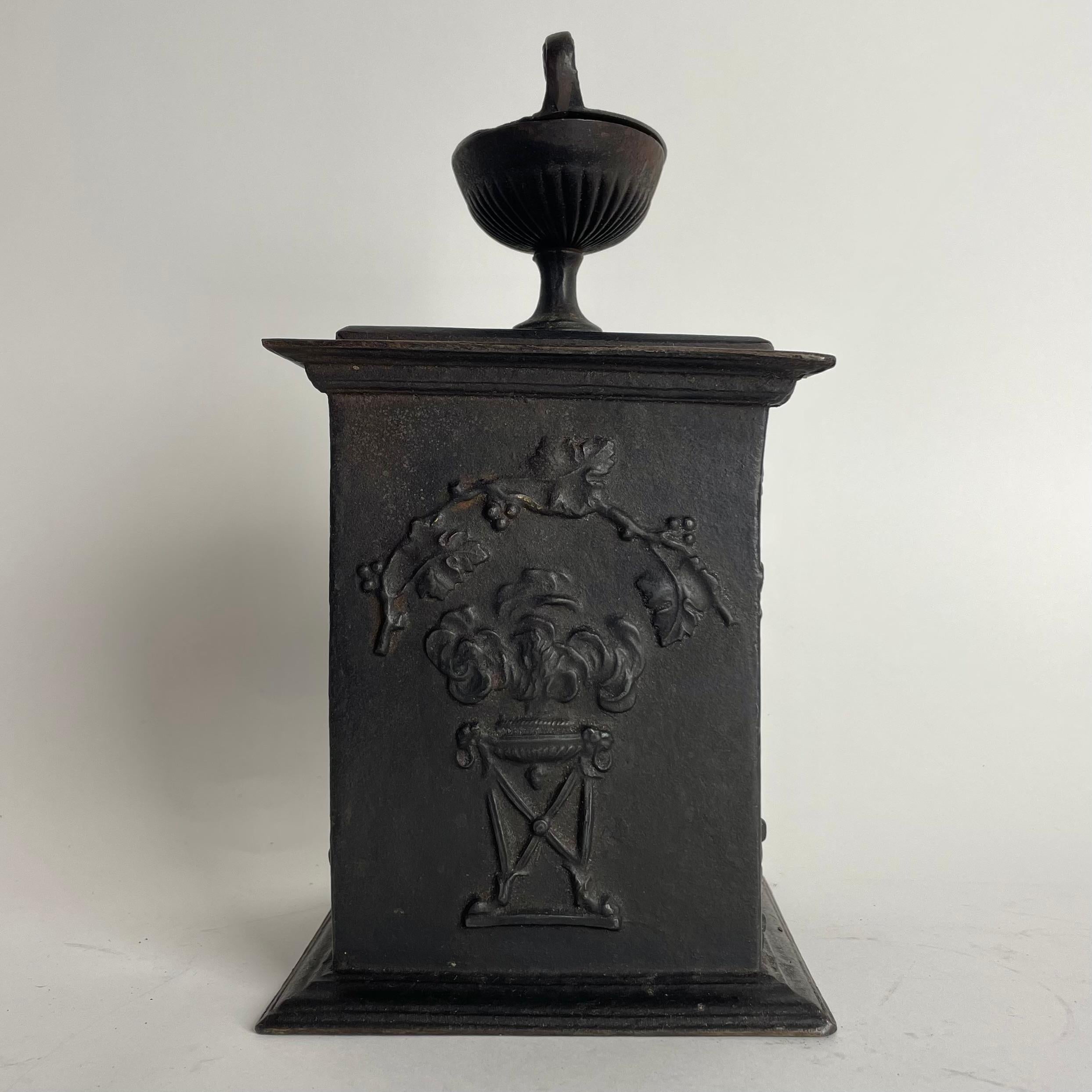 Suédois Élégant coffret à tabac Karl Johan en fonte de Hellefors Bruk, Suède, daté de 1838 en vente