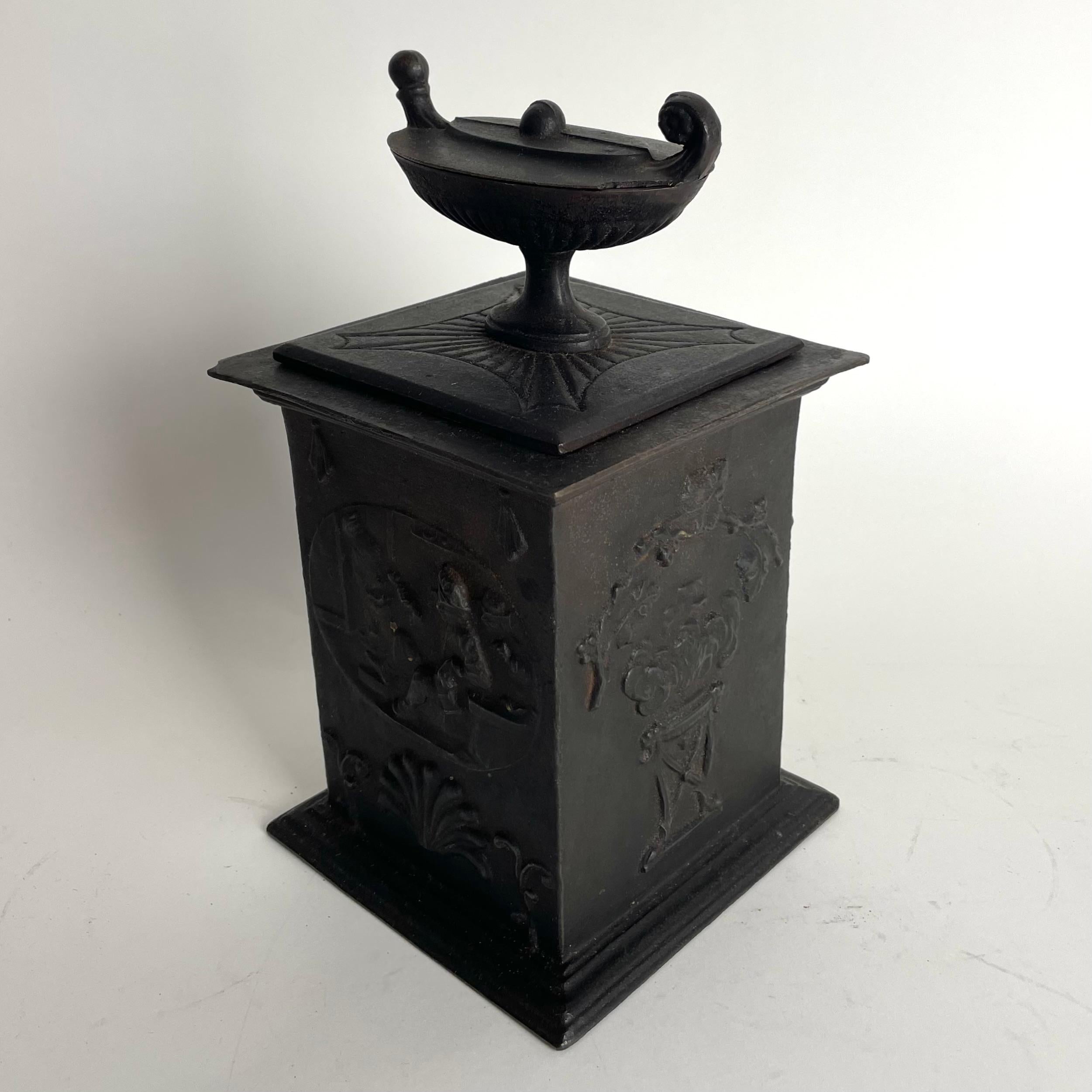 Milieu du XIXe siècle Élégant coffret à tabac Karl Johan en fonte de Hellefors Bruk, Suède, daté de 1838 en vente