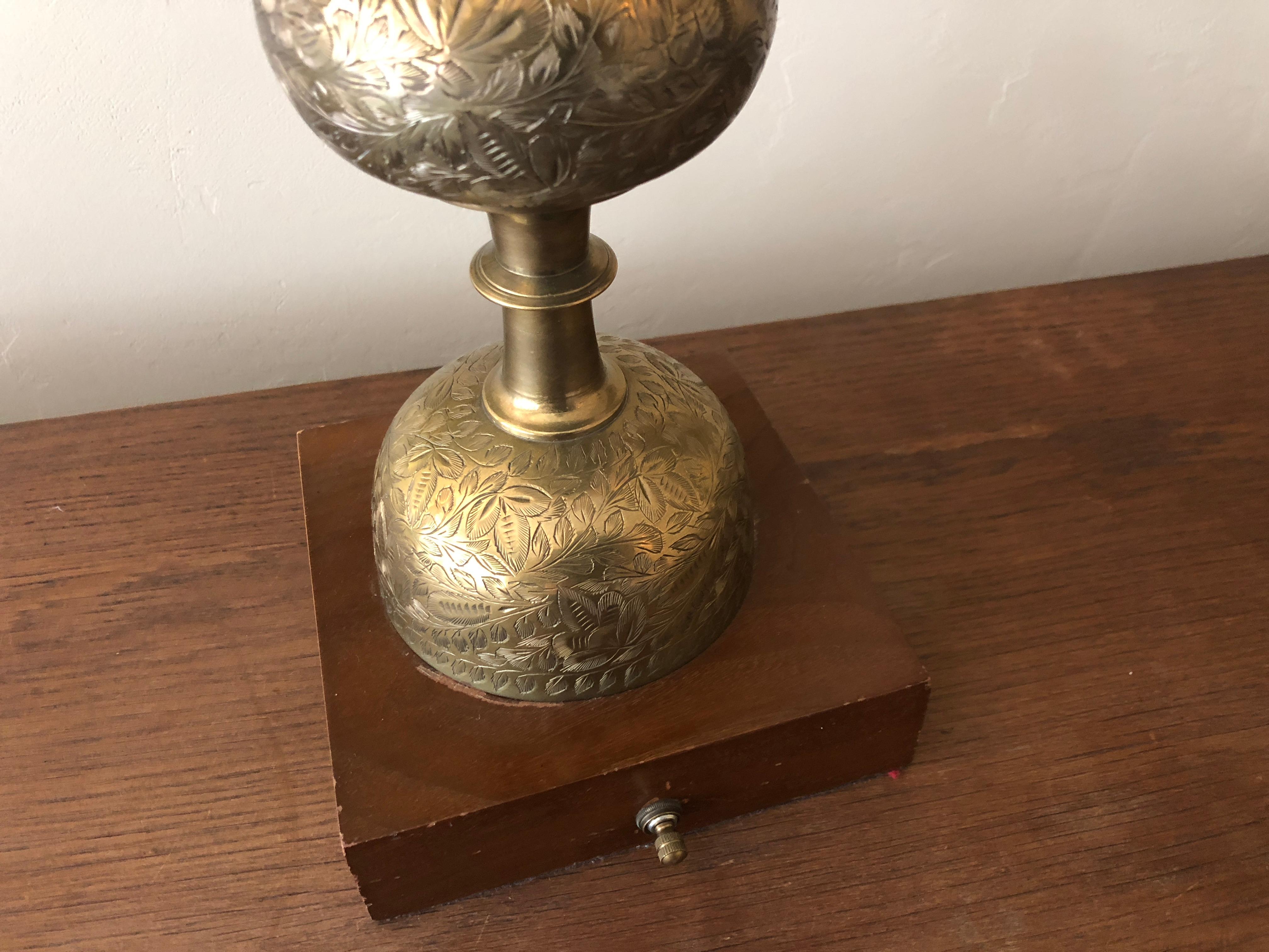 Elegant Kashmiri Etched Gold Brass Flowers and Leaves Column Lamps, circa 1960s In Good Condition For Sale In Sarasota, FL