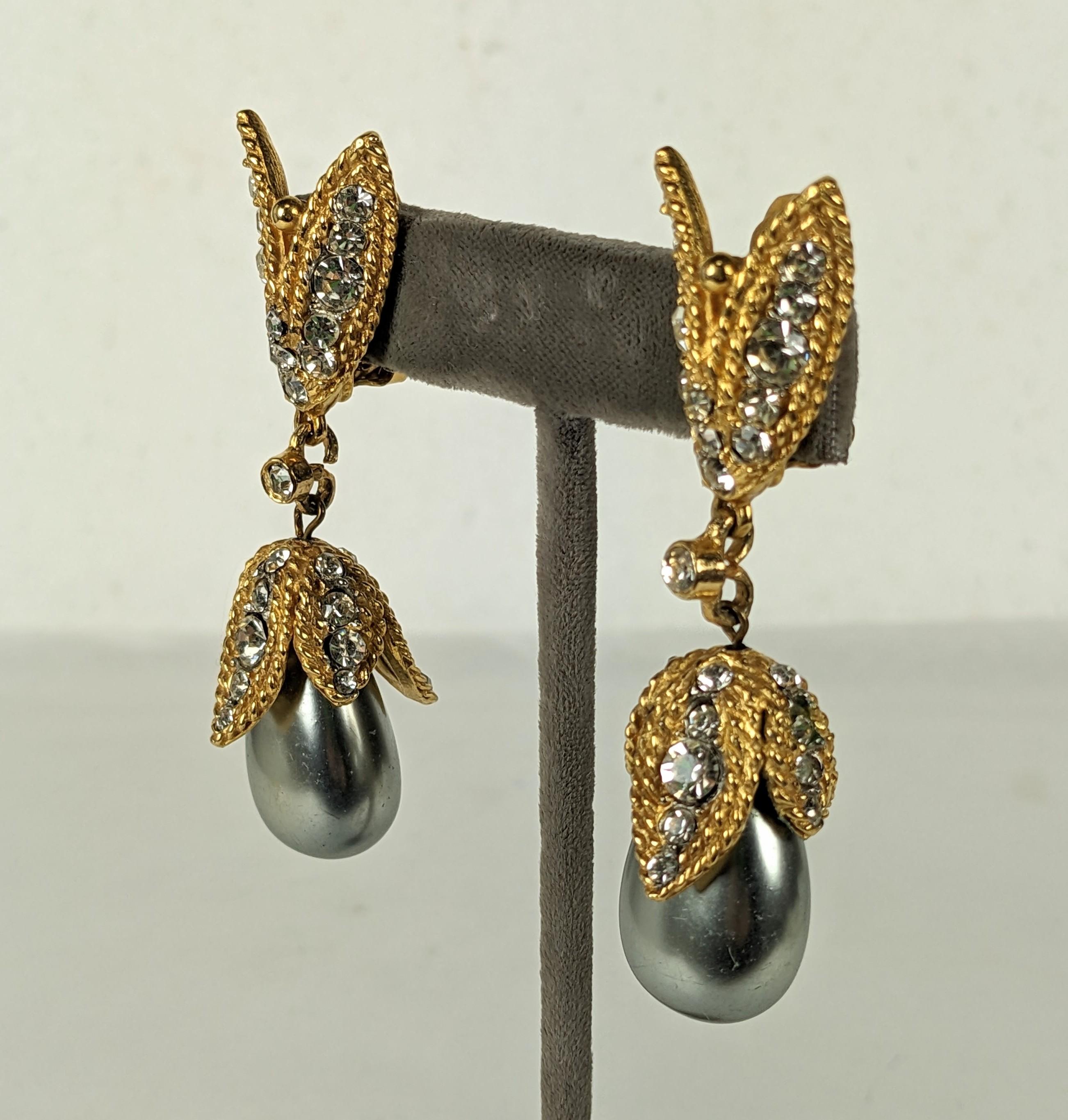 Elegante Kenneth Jay Lane Ohrringe mit grauen Perlen und Pavé-Ohrringen im Zustand „Gut“ im Angebot in New York, NY