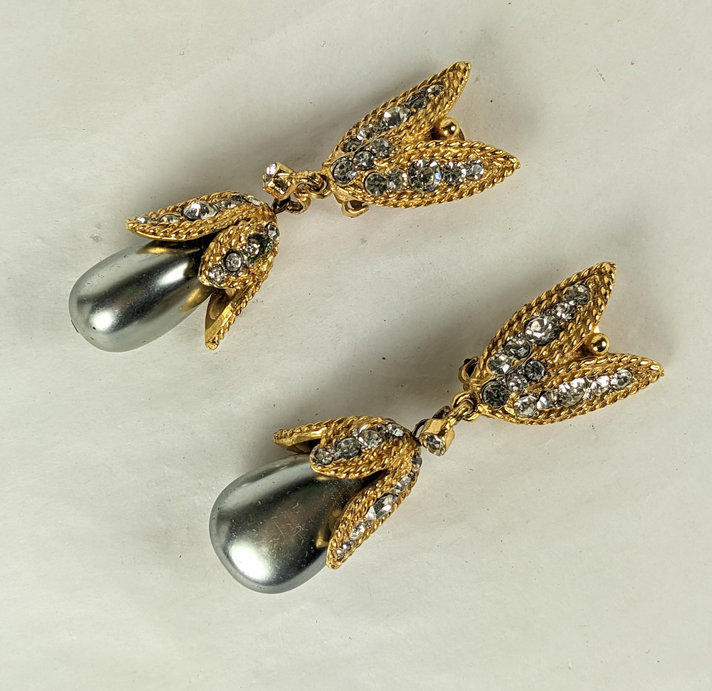 Elegante Kenneth Jay Lane Ohrringe mit grauen Perlen und Pavé-Ohrringen Damen im Angebot