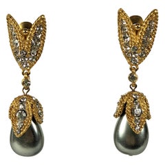 Elegantes pendientes Kenneth Jay Lane de perlas grises y pavé