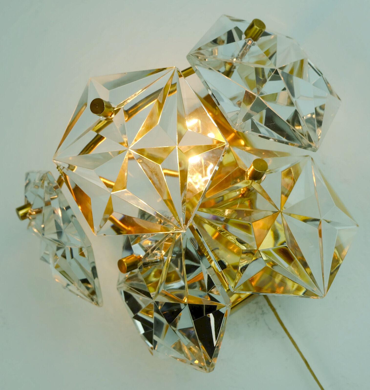 Very beautiful wall lamp manufactured in the 1960s by Kinkeldey. Made of gilded metal and crystal glass. The shade consists of 5 glass prisms made of faceted crystal glass. Holds 1 E14 light bulb.

Pre-used, in good condition. We recommend