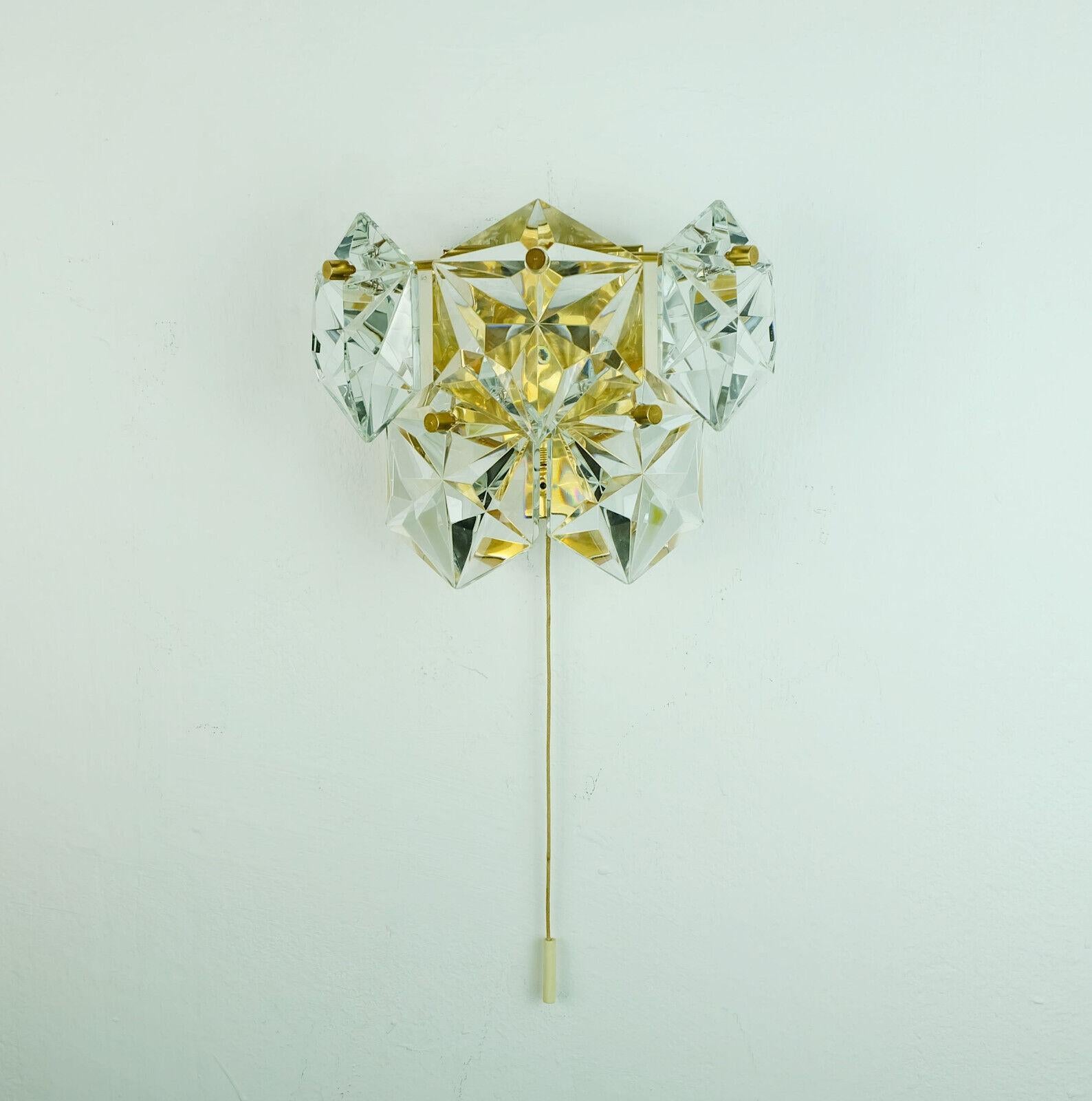 elegant Kinkeldey Mitte des Jahrhunderts SCONCE Kristallglasprismen und vergoldetes Metall (Moderne der Mitte des Jahrhunderts) im Angebot
