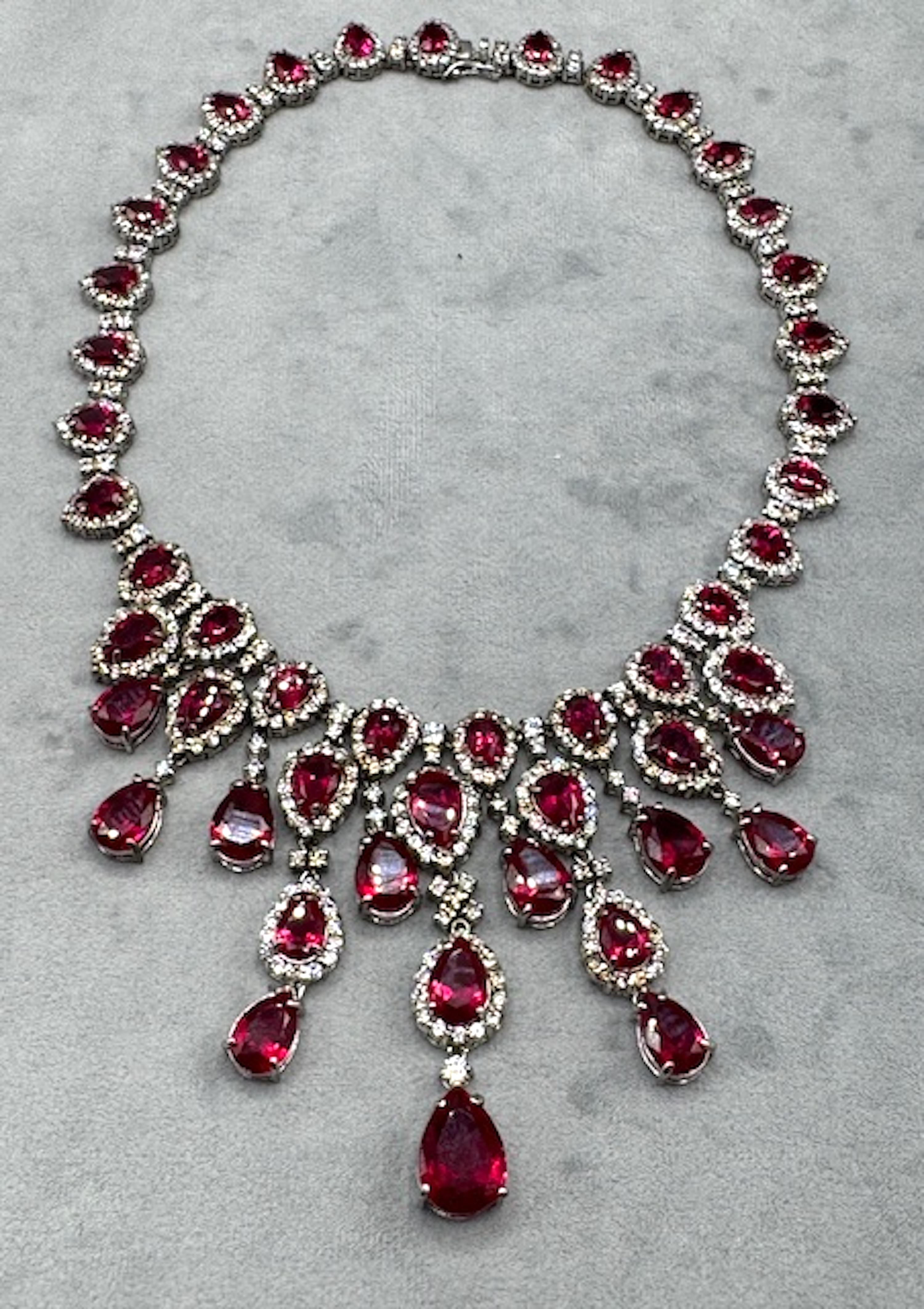 Elegante Rubin & CZ Teardrop Statement-Halskette aus dem Labor im Angebot 8