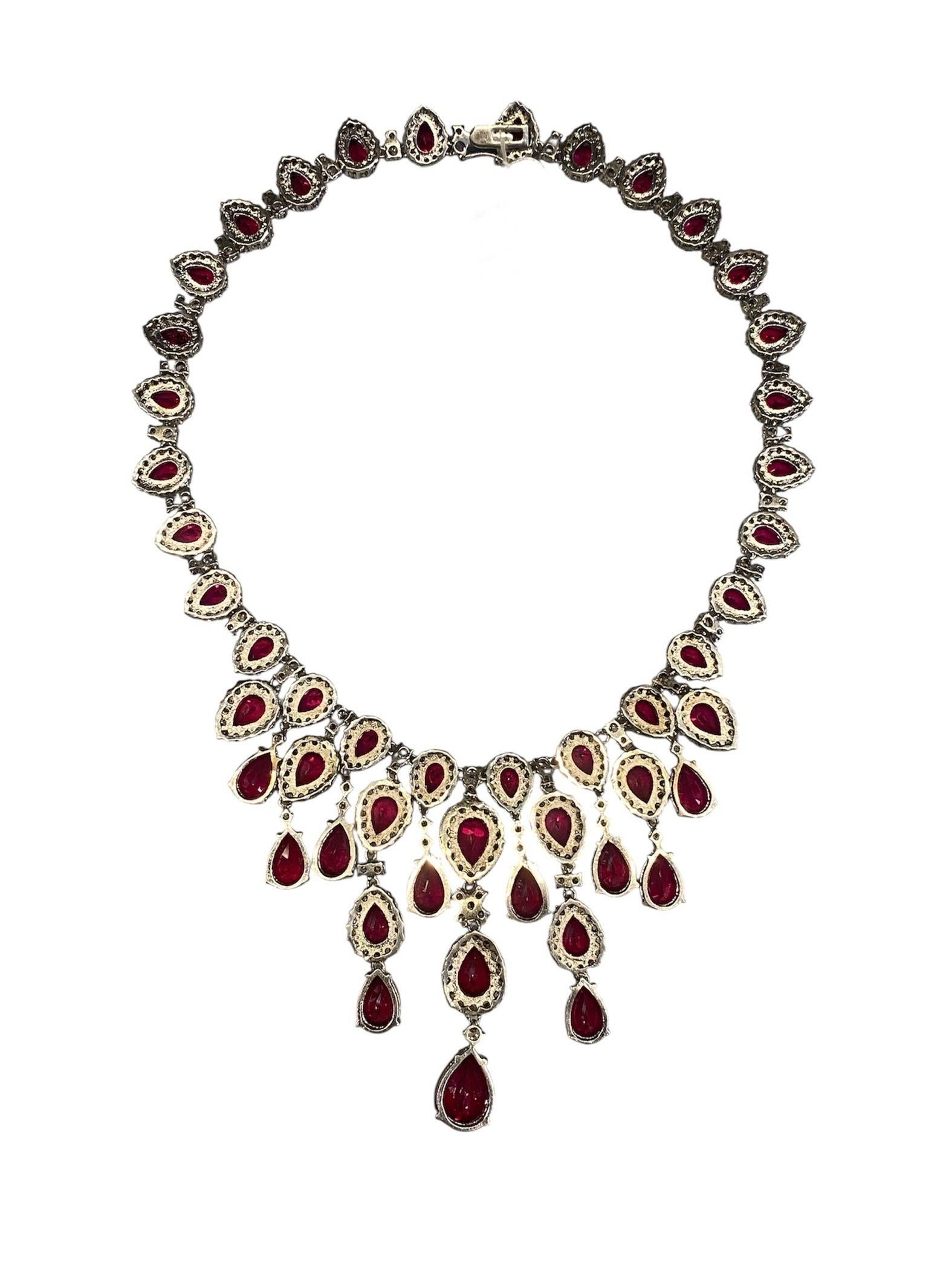 Elegante Rubin & CZ Teardrop Statement-Halskette aus dem Labor (Tropfenschliff) im Angebot