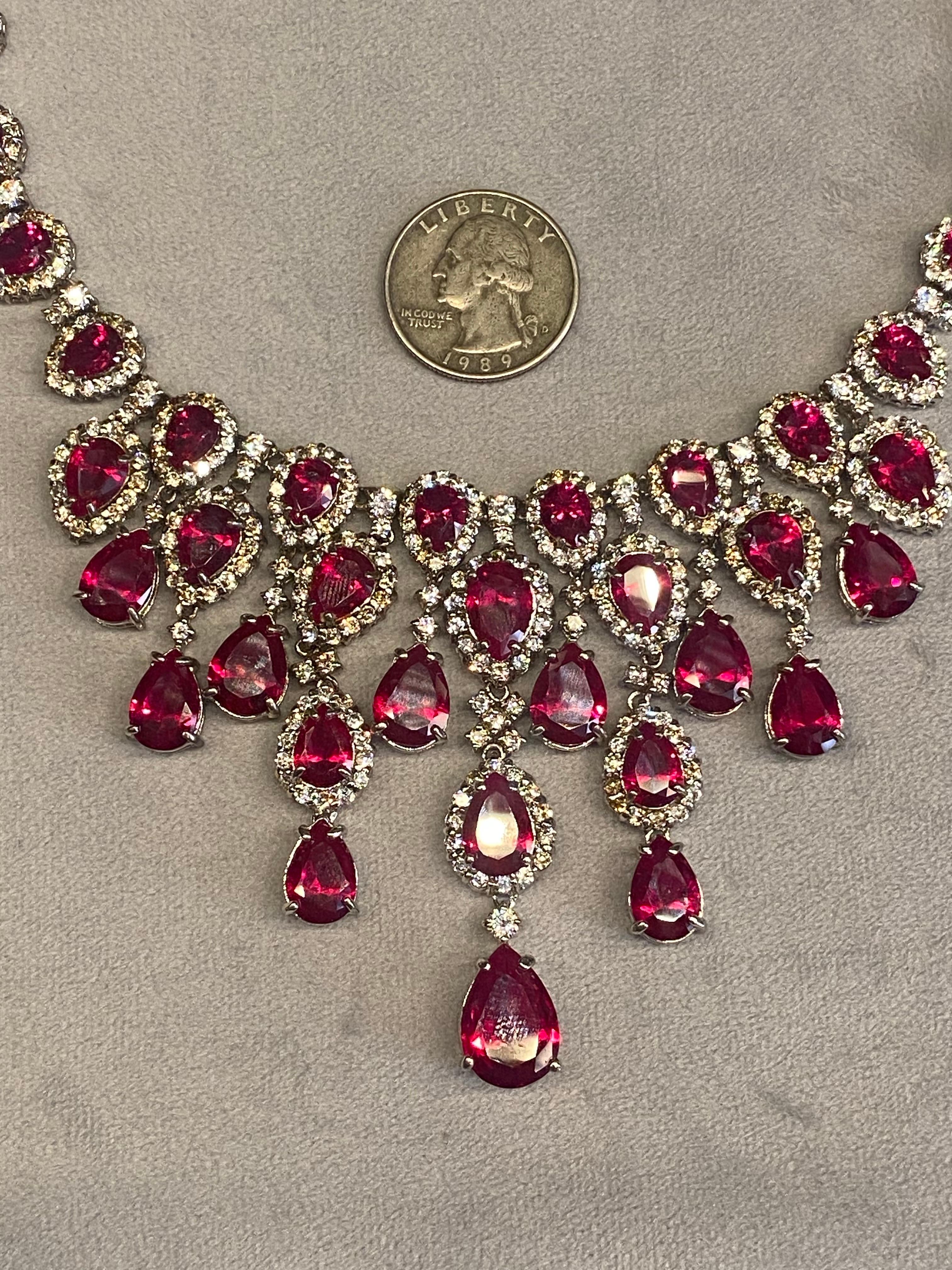 Elegante Rubin & CZ Teardrop Statement-Halskette aus dem Labor Damen im Angebot