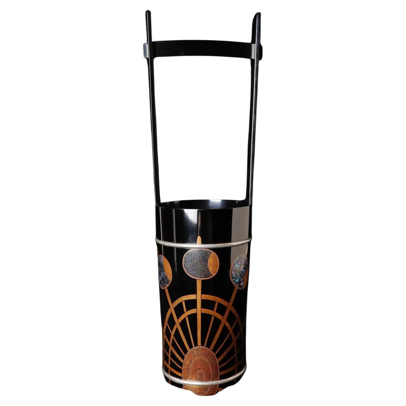 Elegant Lacquer Ikebana Vase with Maki-e and Raden “Waterwheel” Motif, Showa Per im Angebot