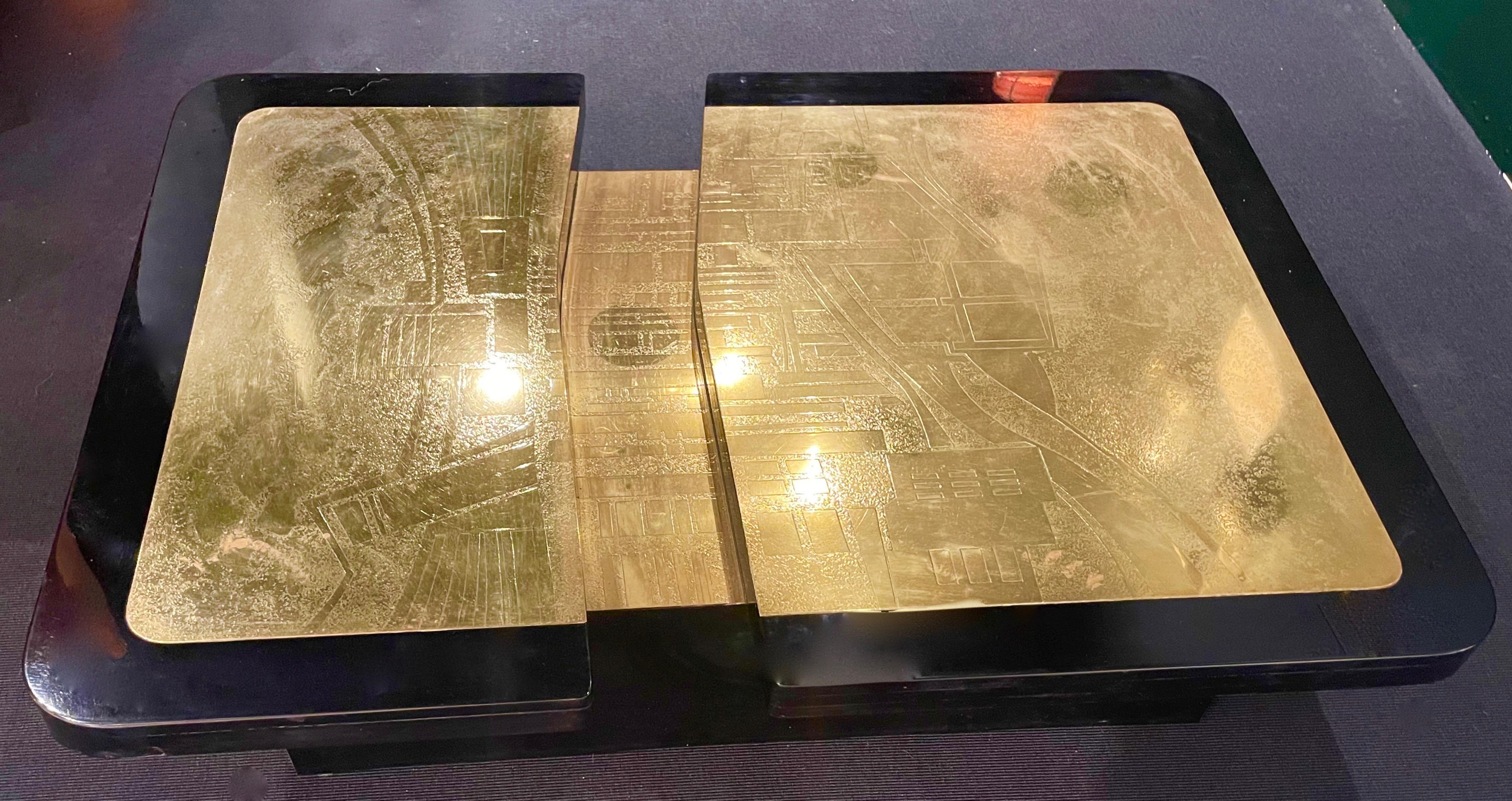 Elegant Lacquered Resin Low Table With Carved Brass Top, Belgium 1980. In Good Condition For Sale In Brussels, BE