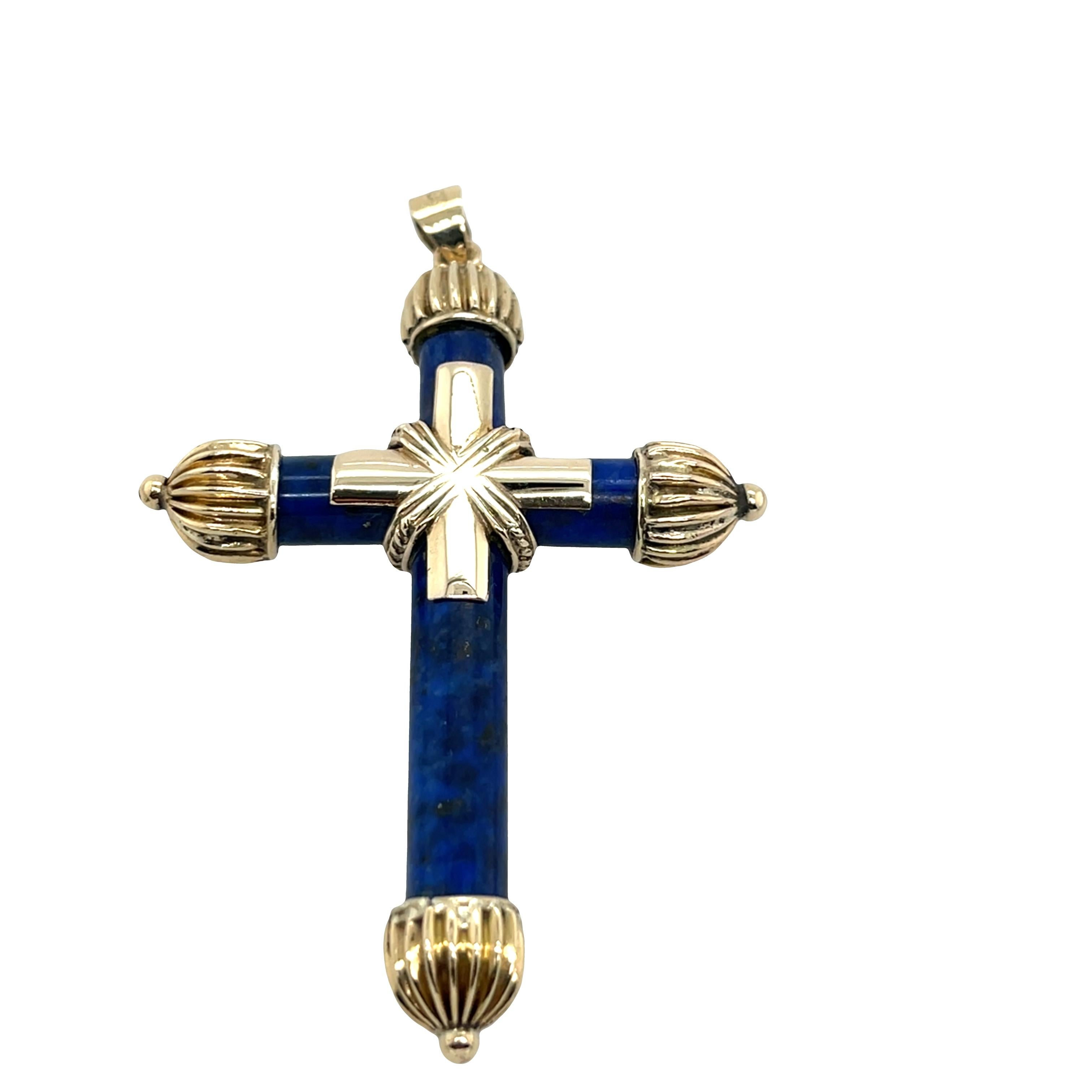 Elegant pendentif croix en lapis-lazuli, finement travaillé en or jaune 14ct. Le lapis-lazuli d'un bleu royal profond est taillé en forme de croix classique, rehaussée de délicates mouchetures dorées naturellement présentes dans la pierre. Le ton