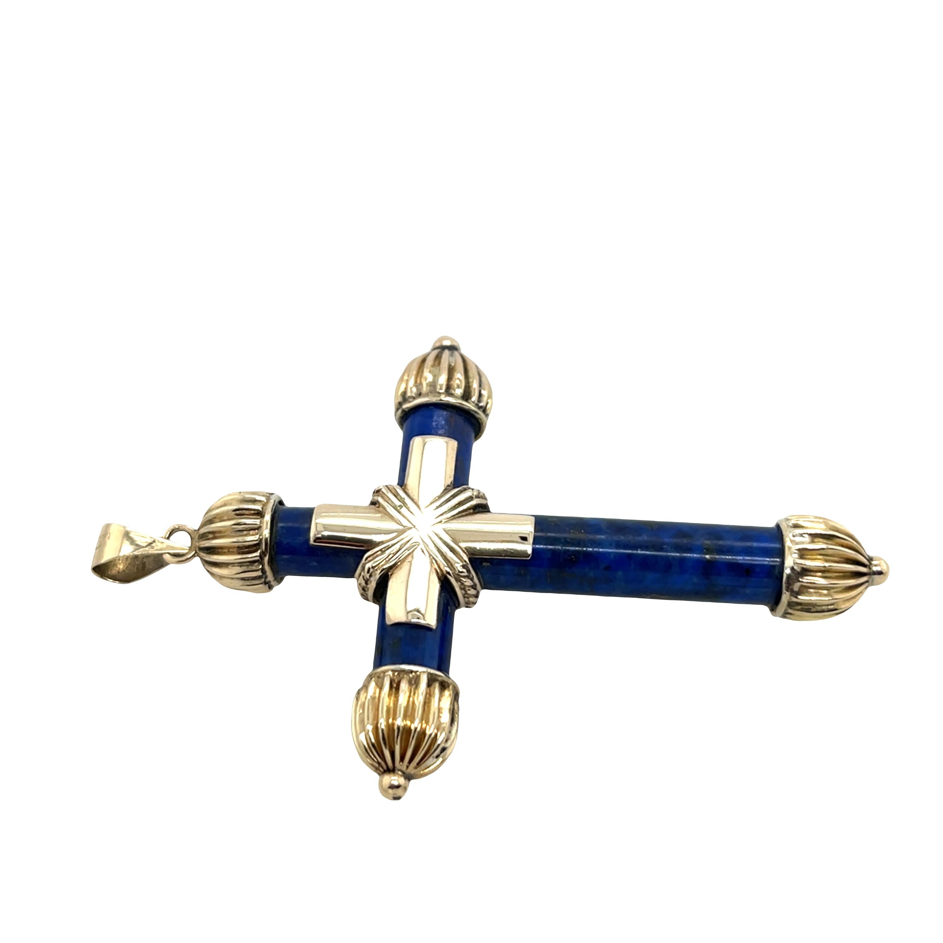 Taille ronde Elegant pendentif croix en lapis-lazuli serti en or jaune 14ct en vente