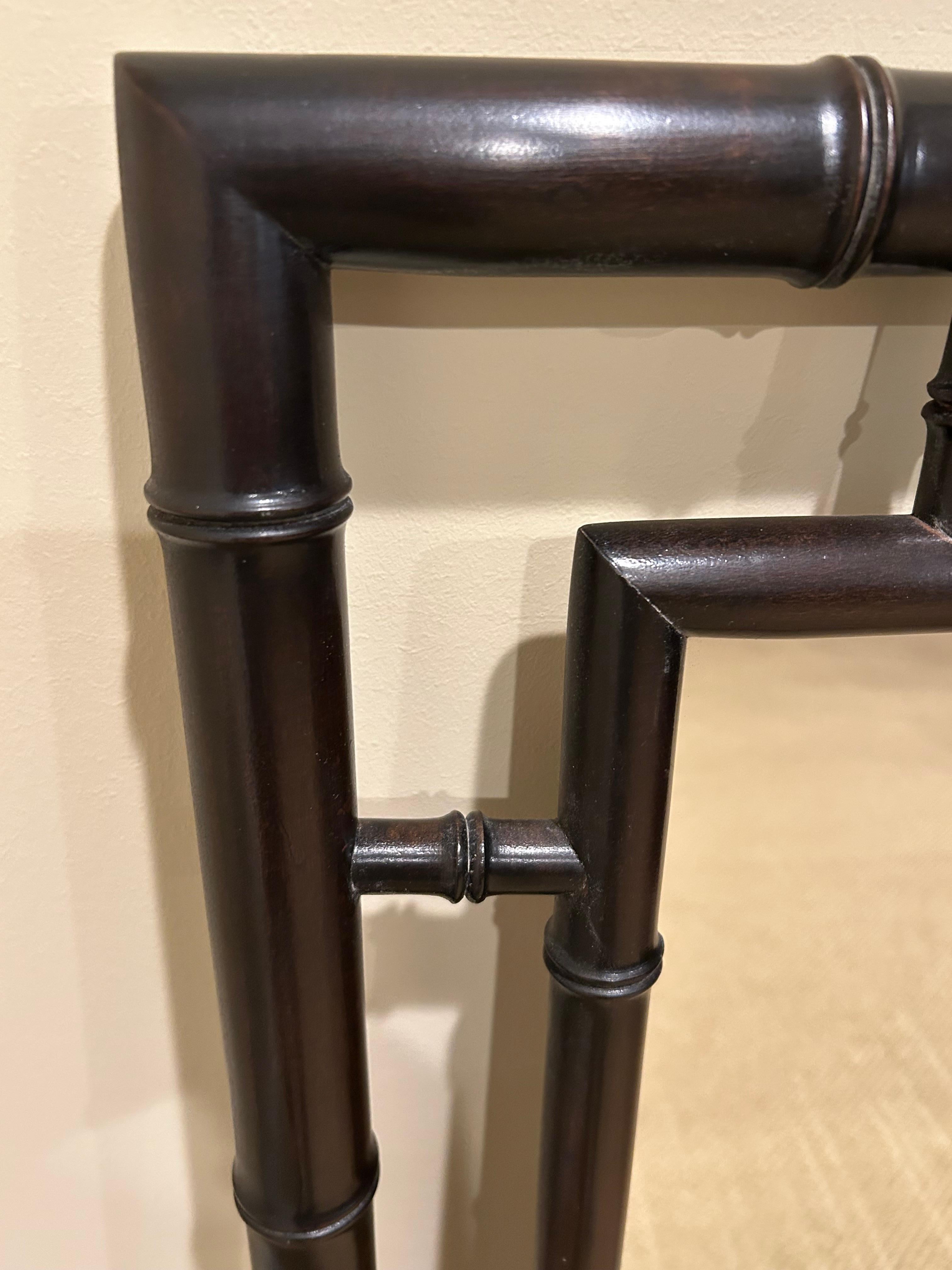 Américain Grand miroir élégant en bois ébénisé et faux bambou de John Widdicomb en vente