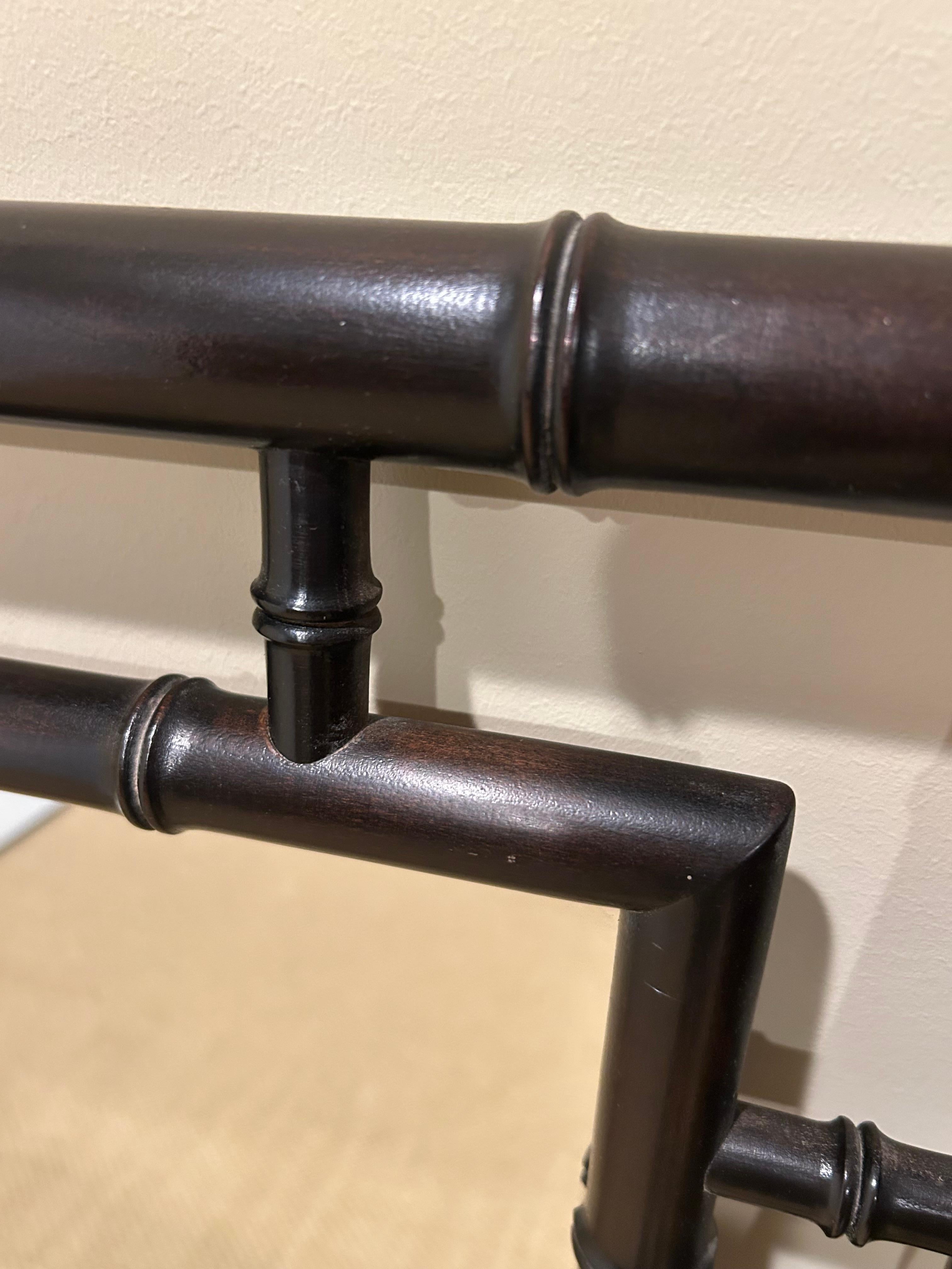 Grand miroir élégant en bois ébénisé et faux bambou de John Widdicomb Bon état - En vente à Hopewell, NJ