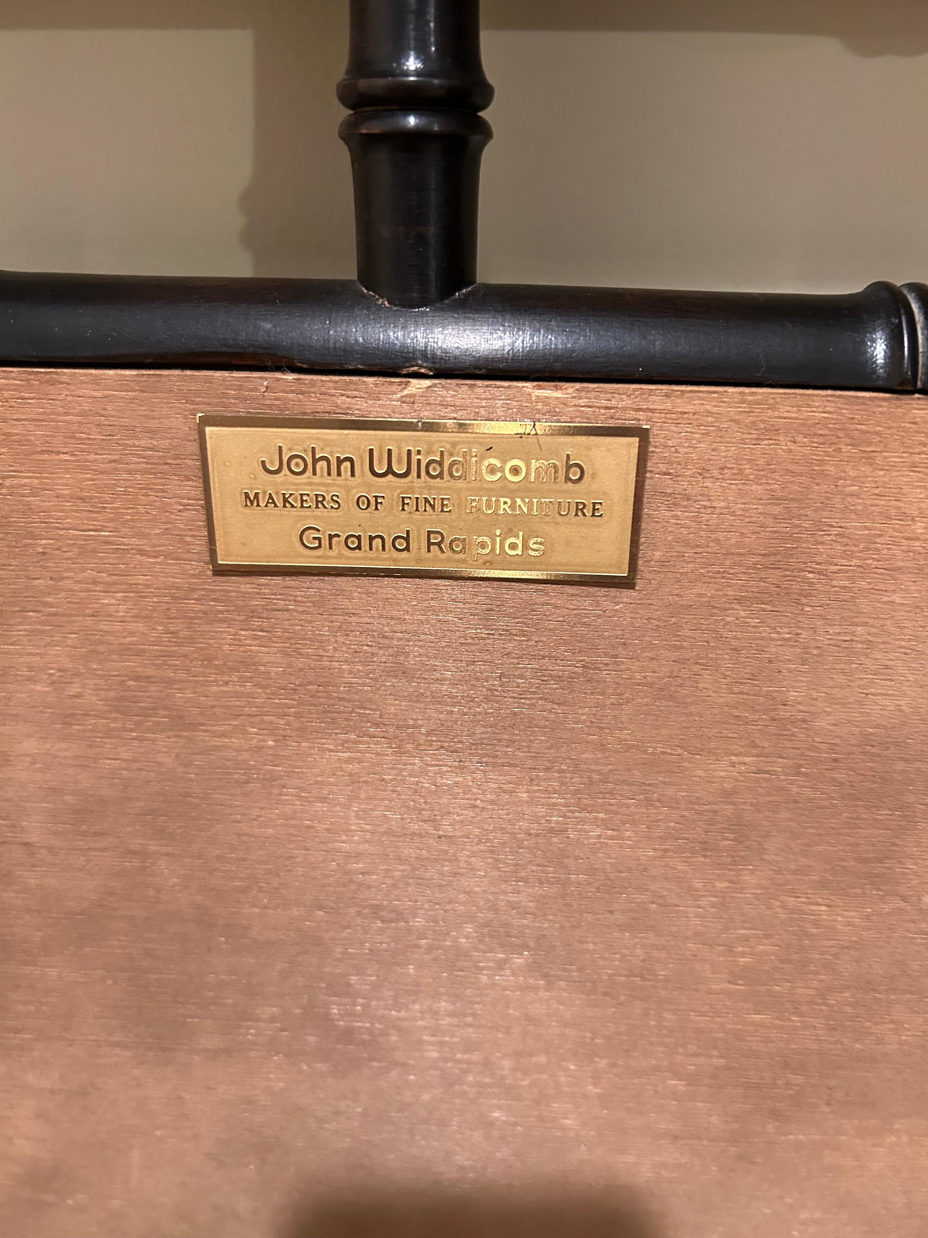 Grand miroir élégant en bois ébénisé et faux bambou de John Widdicomb en vente 1