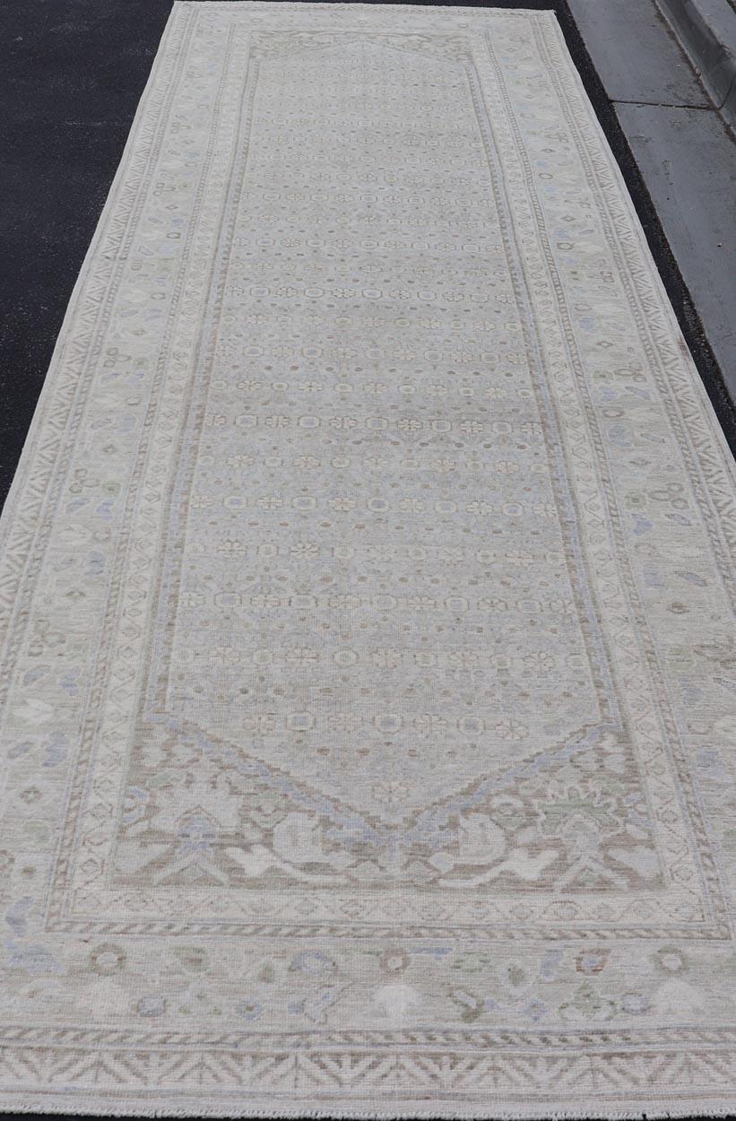 Eleganza: grande runner Khotan Gallery in grigio tenue e avorio sottile 5'1 x 17'9 in vendita 3