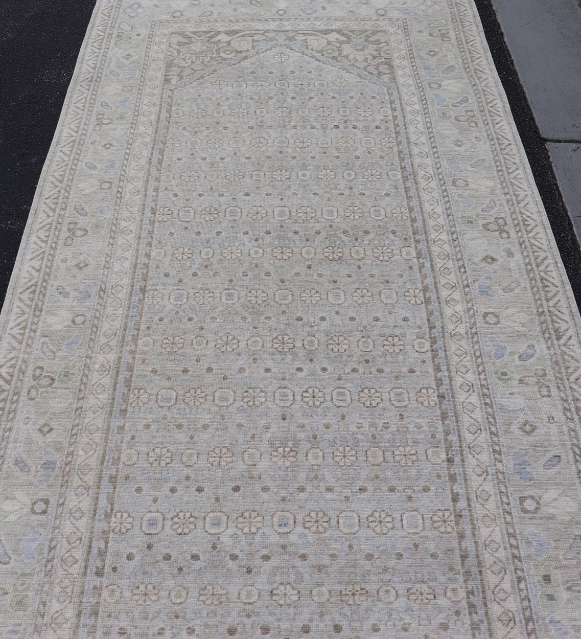 Eleganza: grande runner Khotan Gallery in grigio tenue e avorio sottile 5'1 x 17'9 in vendita 4