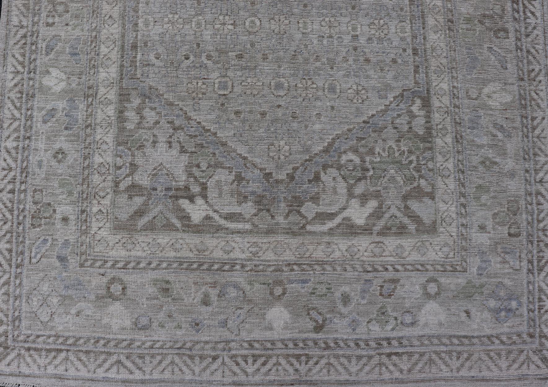 Eleganza: grande runner Khotan Gallery in grigio tenue e avorio sottile 5'1 x 17'9 in vendita 5