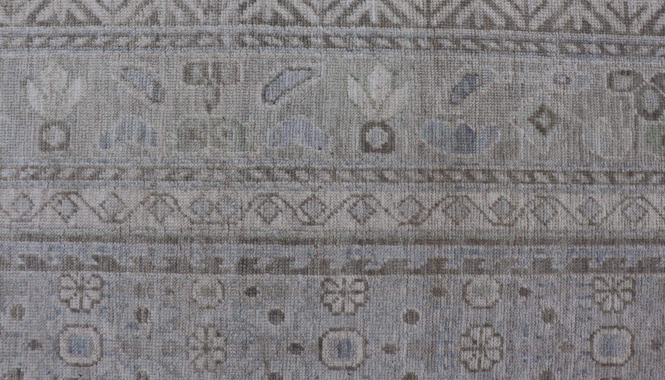 Misure: 5'1 x 17'9 
Eleganza: un grande runner Khotan Gallery in grigio tenue e avorio sottile 5'1 x 17'9.
Tappeto Keivan Woven Arts /AWR-70/ Inizio 21° secolo, Runner della Galleria Khotan. 

Questo raffinato runner da galleria Khotan conferisce