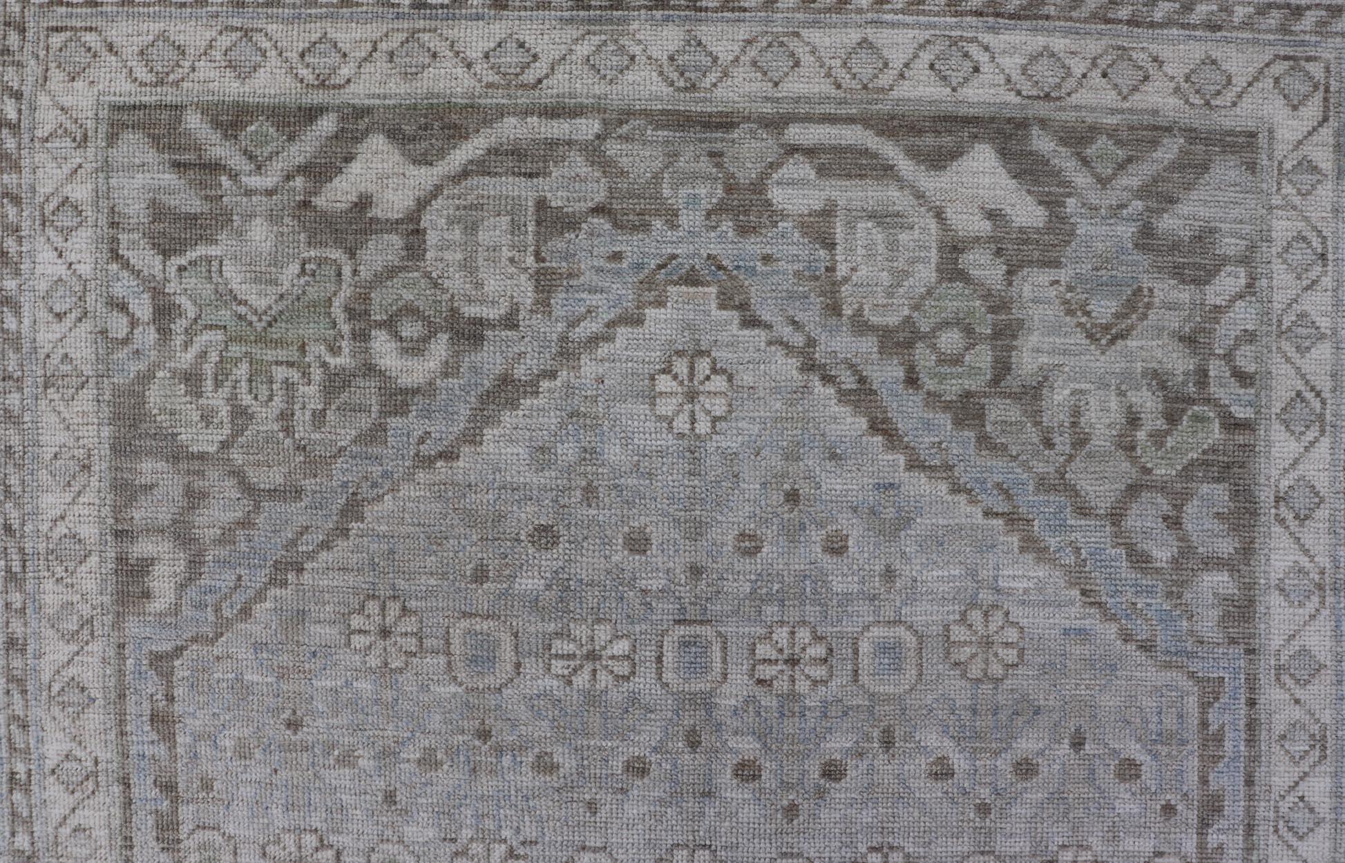 Afghano Eleganza: grande runner Khotan Gallery in grigio tenue e avorio sottile 5'1 x 17'9 in vendita