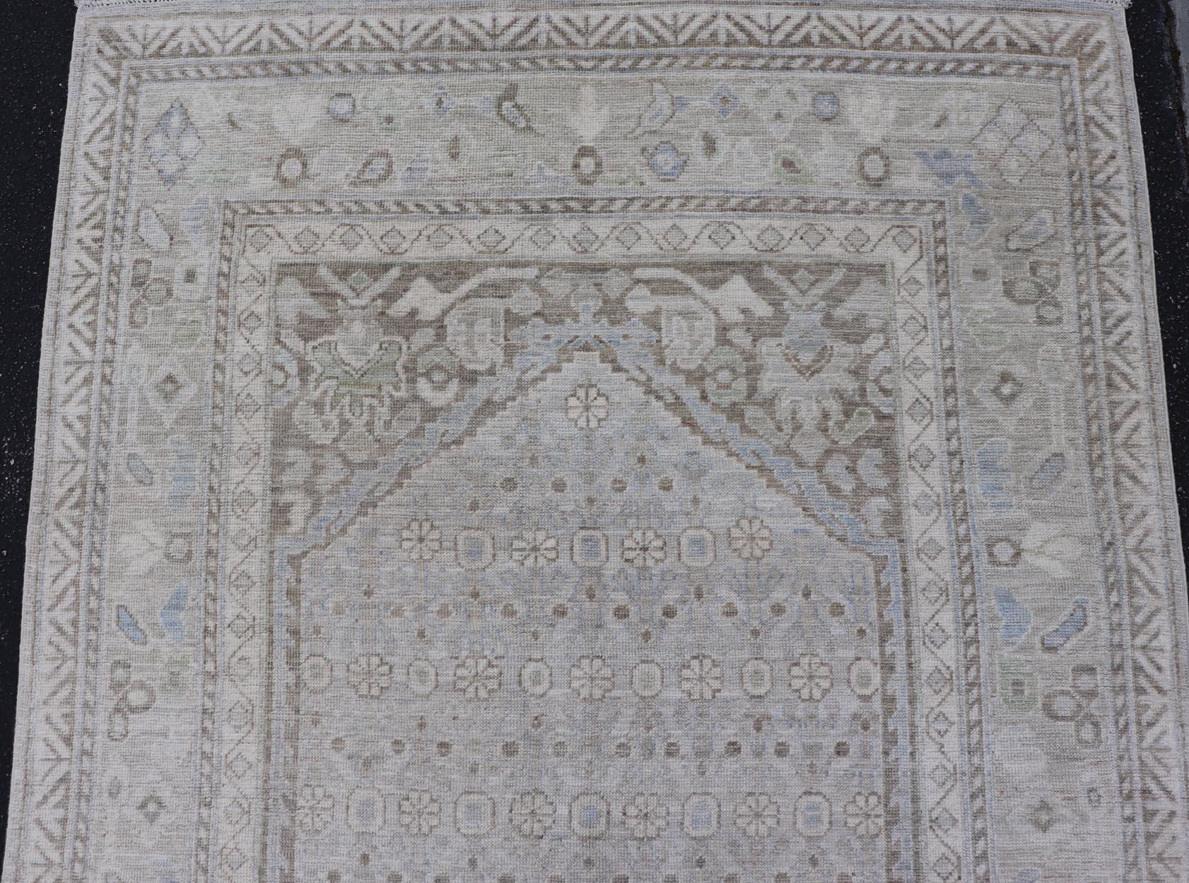 Annodato a mano Eleganza: grande runner Khotan Gallery in grigio tenue e avorio sottile 5'1 x 17'9 in vendita
