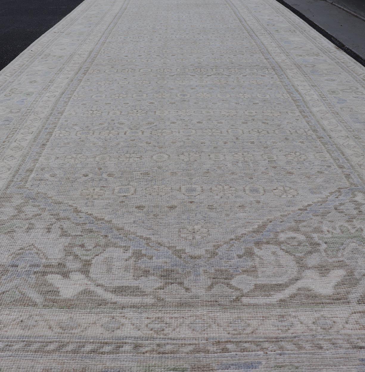 Eleganza: grande runner Khotan Gallery in grigio tenue e avorio sottile 5'1 x 17'9 In condizioni Nuovo in vendita a Atlanta, GA