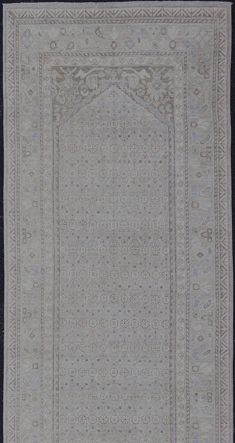XXI secolo e contemporaneo Eleganza: grande runner Khotan Gallery in grigio tenue e avorio sottile 5'1 x 17'9 in vendita