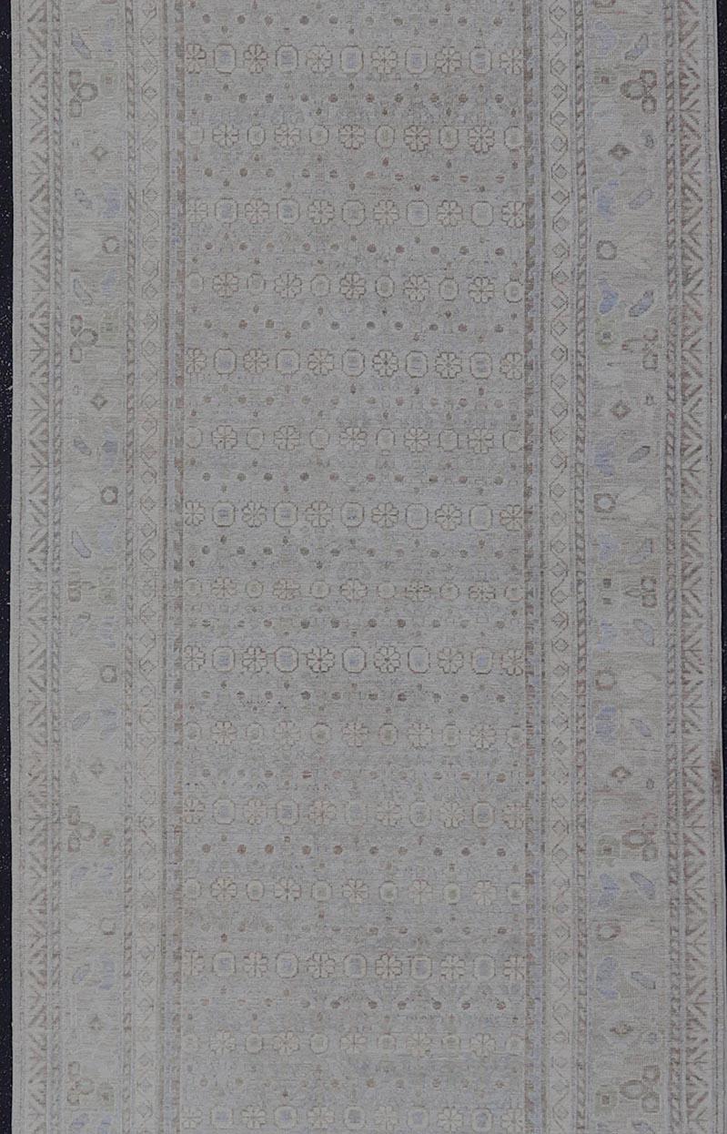 Lana Eleganza: grande runner Khotan Gallery in grigio tenue e avorio sottile 5'1 x 17'9 in vendita