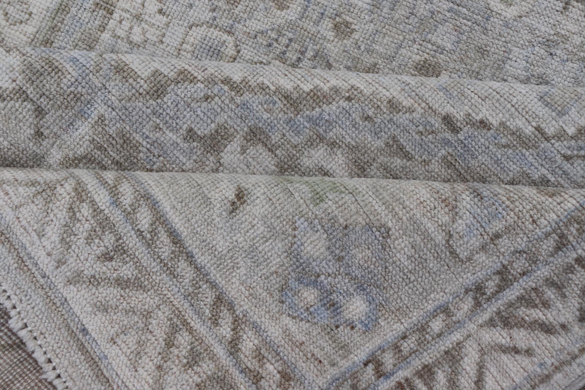 Eleganza: grande runner Khotan Gallery in grigio tenue e avorio sottile 5'1 x 17'9 in vendita 2