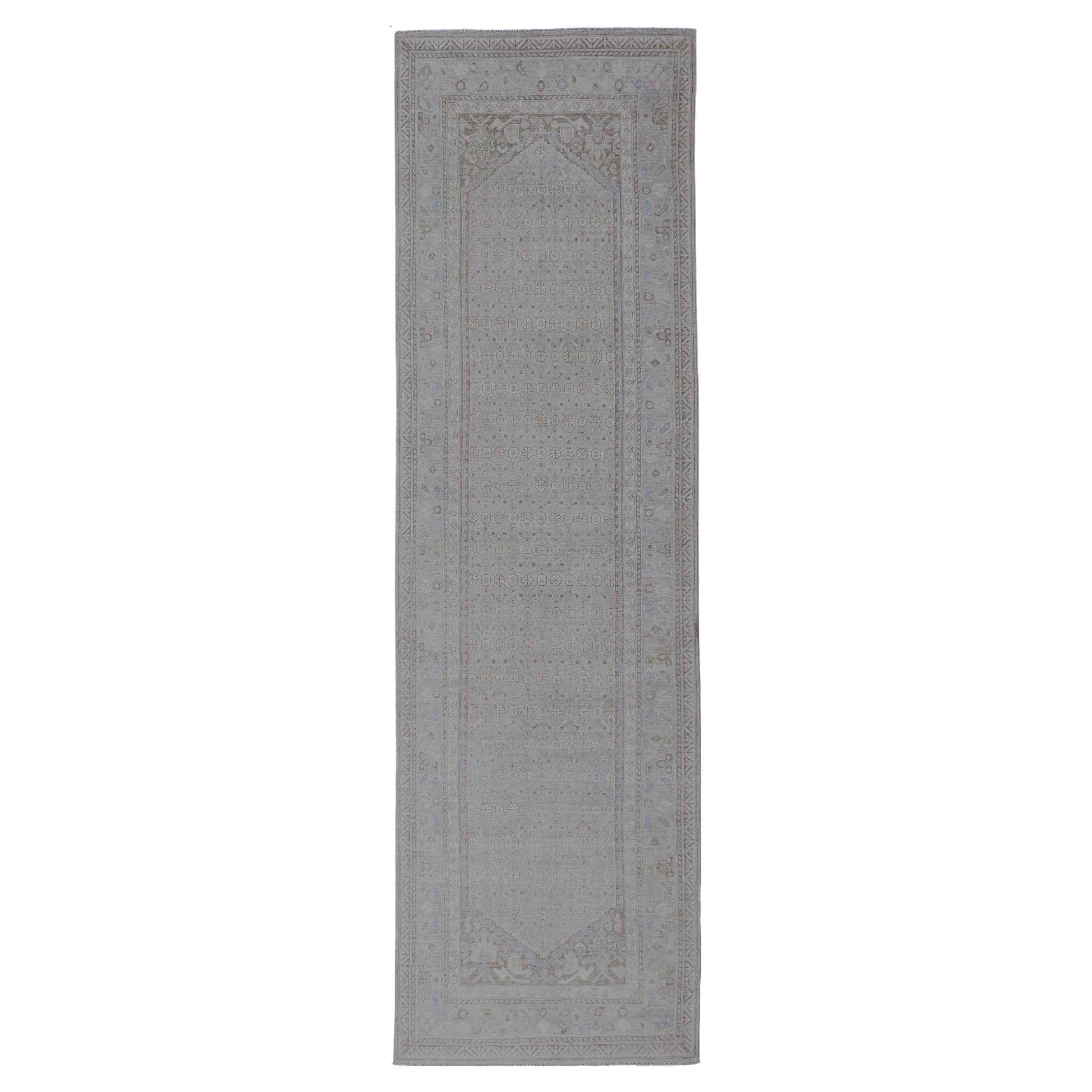 Eleganza: grande runner Khotan Gallery in grigio tenue e avorio sottile 5'1 x 17'9 in vendita