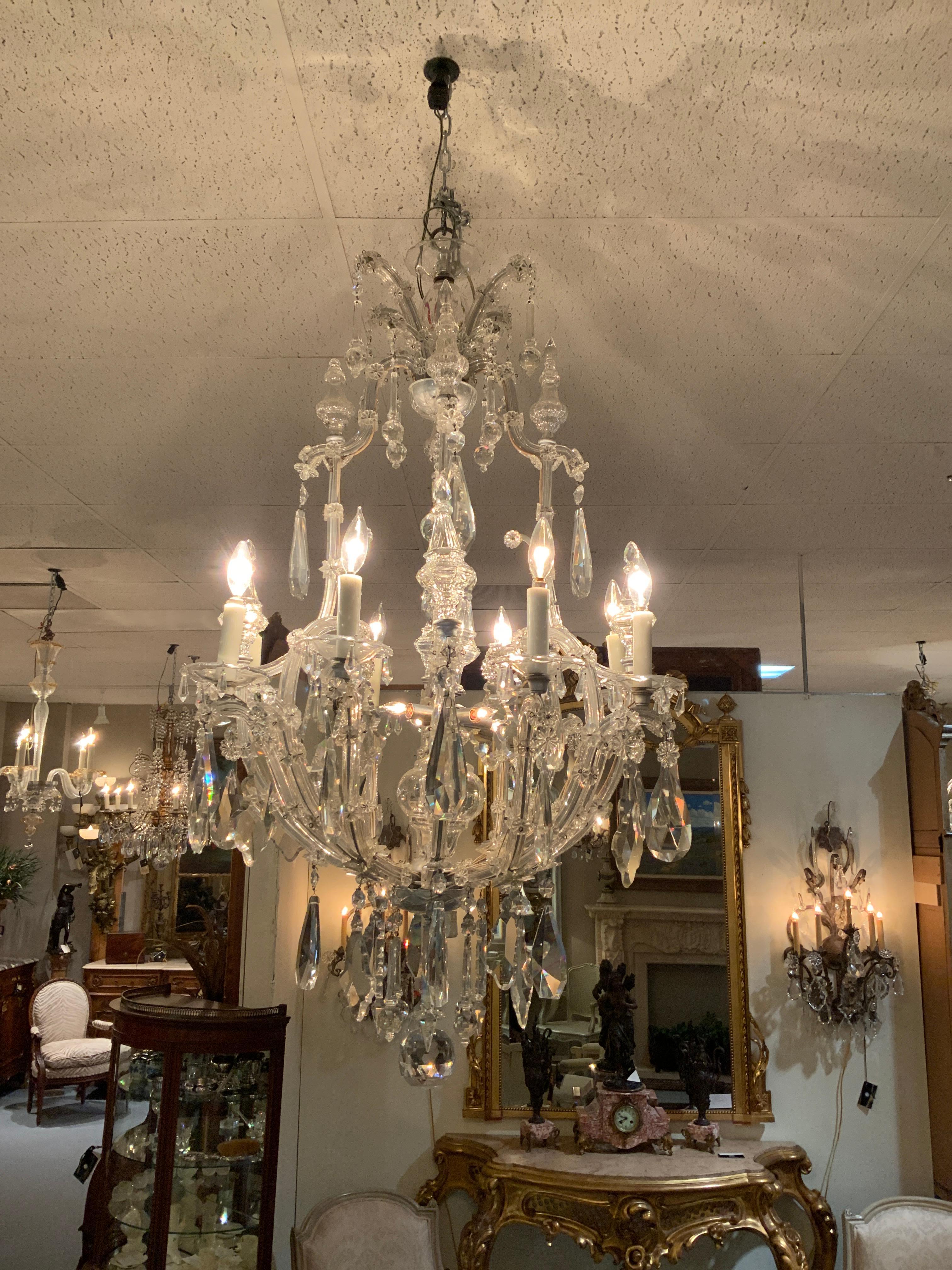 Cristallo Elegante lampadario antico Maria Teresa di grandi dimensioni con 12 luci e cristalli intagliati in vendita