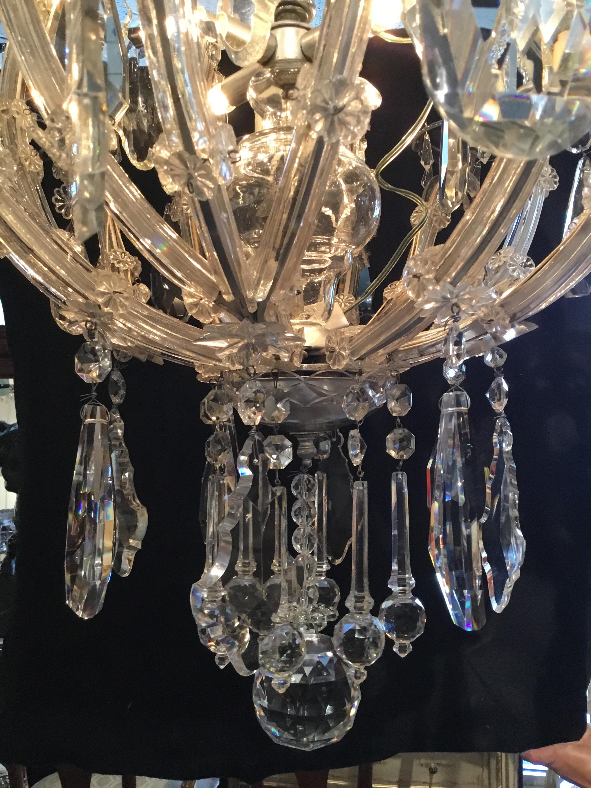 Italian Elegant, Large Maria Teresa Antique Chandelier with 12-Light and Cut Crystals For Sale
