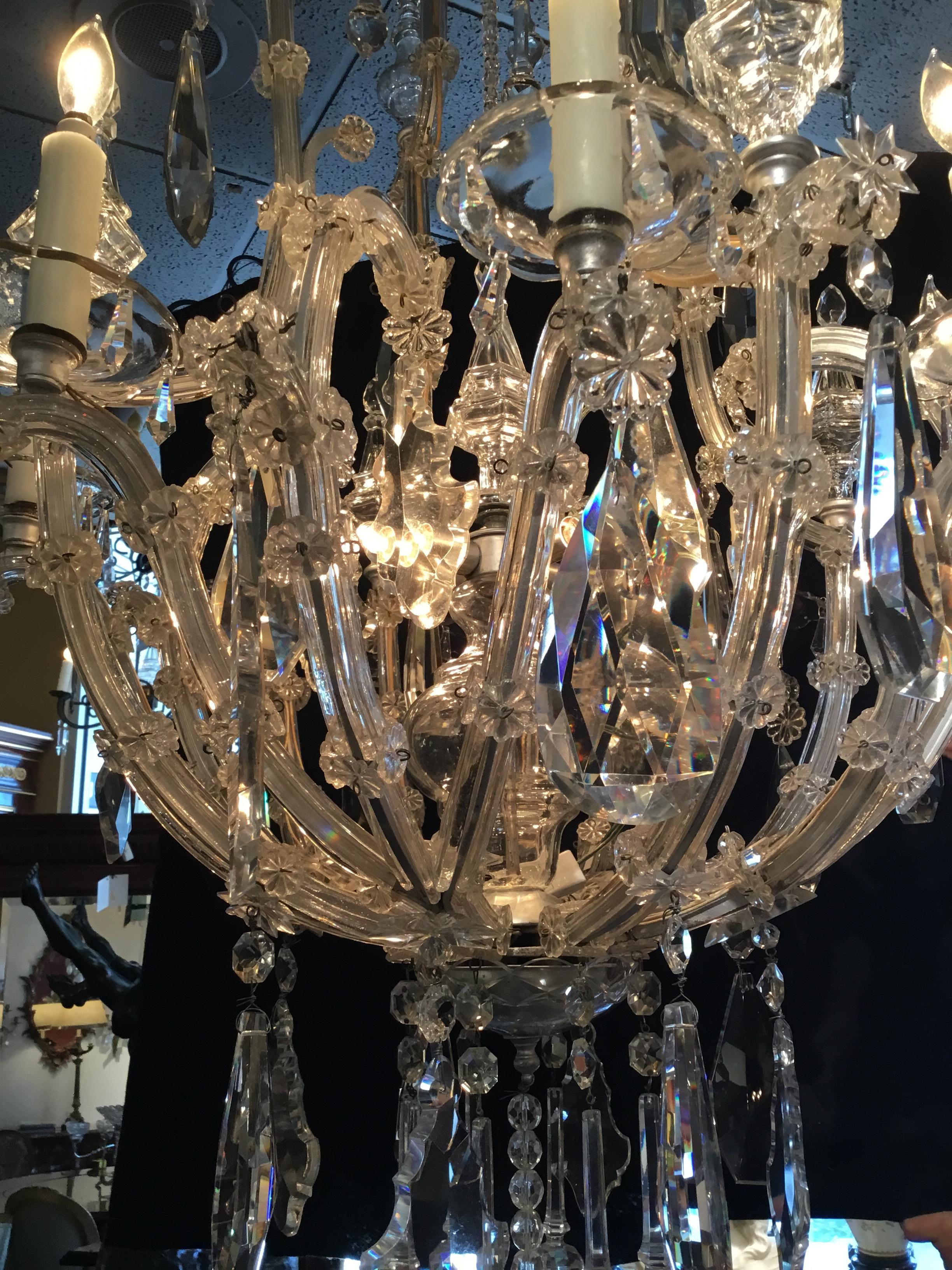 20th Century Elegant, Large Maria Teresa Antique Chandelier with 12-Light and Cut Crystals For Sale