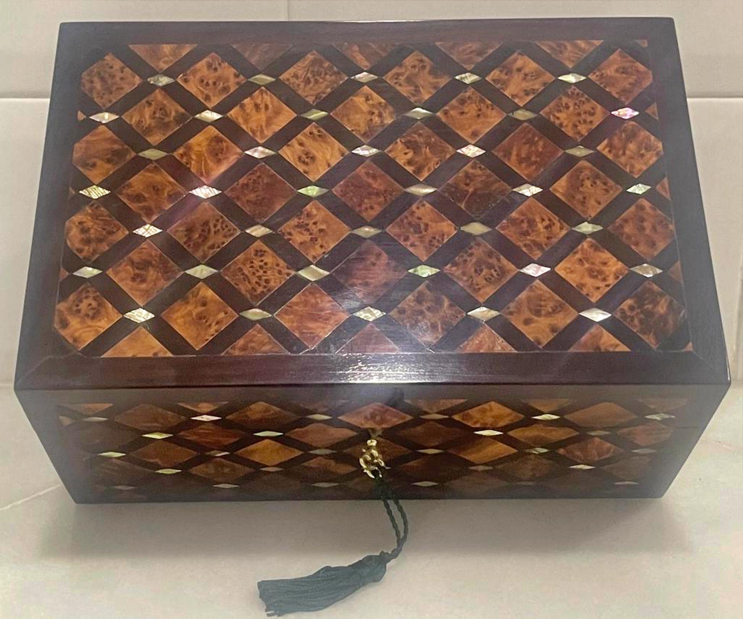 Elegant Large Rosewood Chest and Mother of Pearl End 19th Century For Sale 5