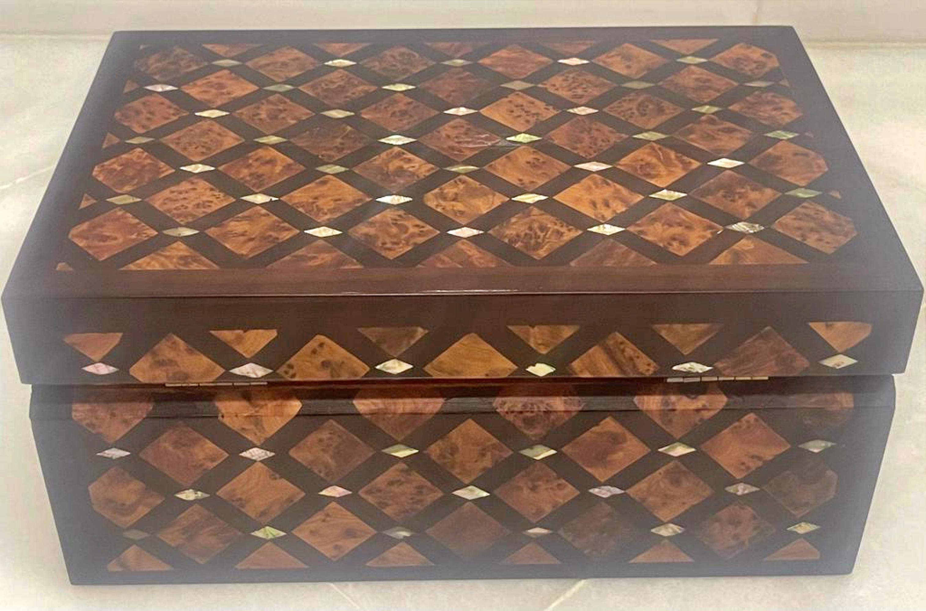 Elegant Large Rosewood Chest and Mother of Pearl End 19th Century In Good Condition For Sale In Madrid, ES