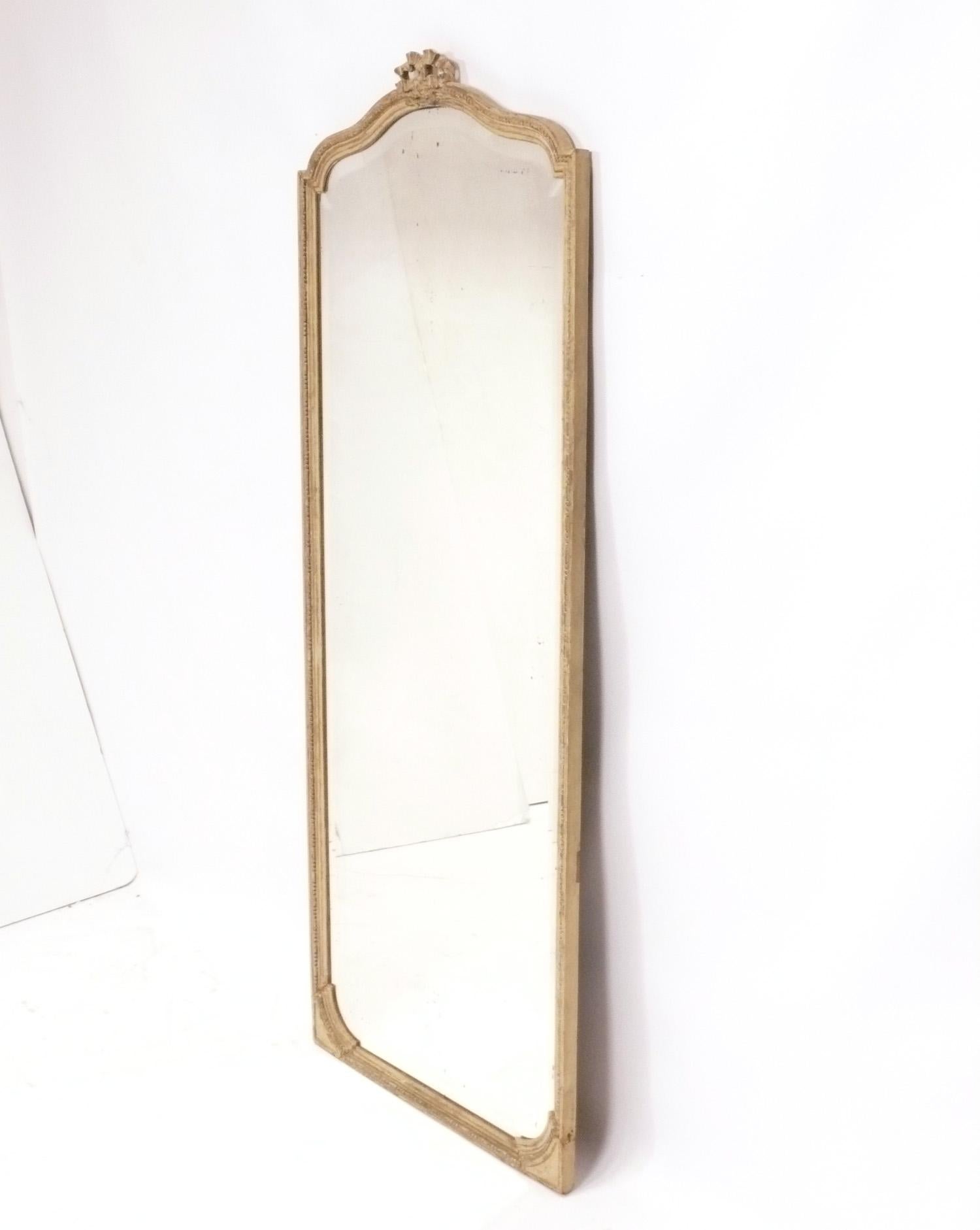 Elegante espejo de gran tamaño con cresta de lazo tallada, Francia, hacia la década de 1940. Mide unas impresionantes 59,5