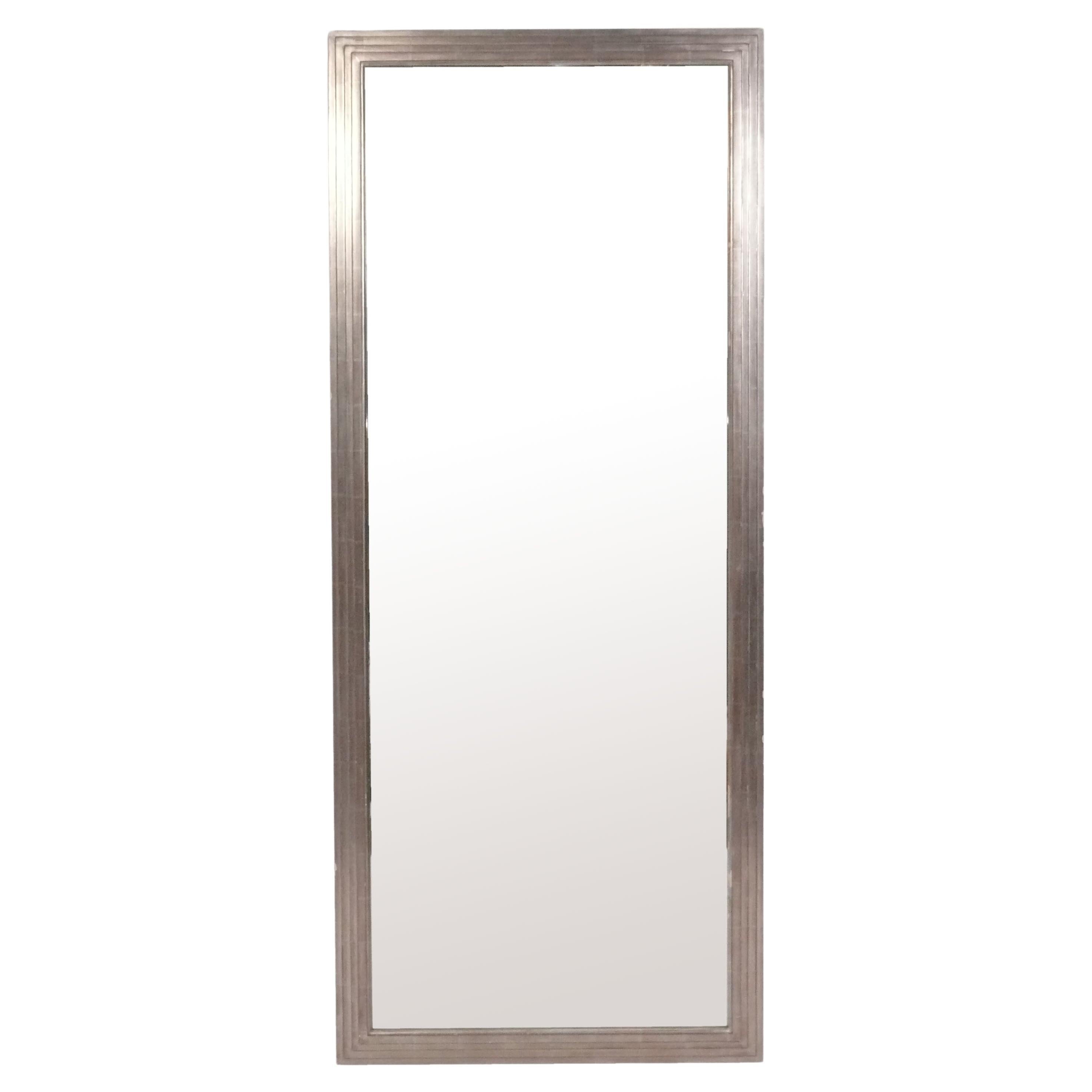 Elegante specchio in foglia d
argento di grandi dimensioni 72 "H. x 30 "L. circa anni 
40