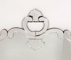 Elegante specchio veneziano di grandi dimensioni 62 "l x 49 "h.